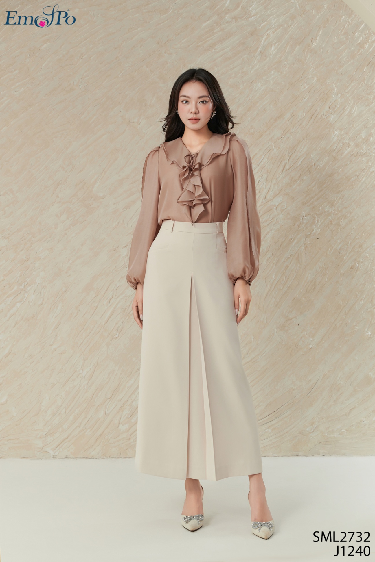 Áo sơ mi cổ bèo đan dây, cài cúc, tay bo chun, hoa cài rời