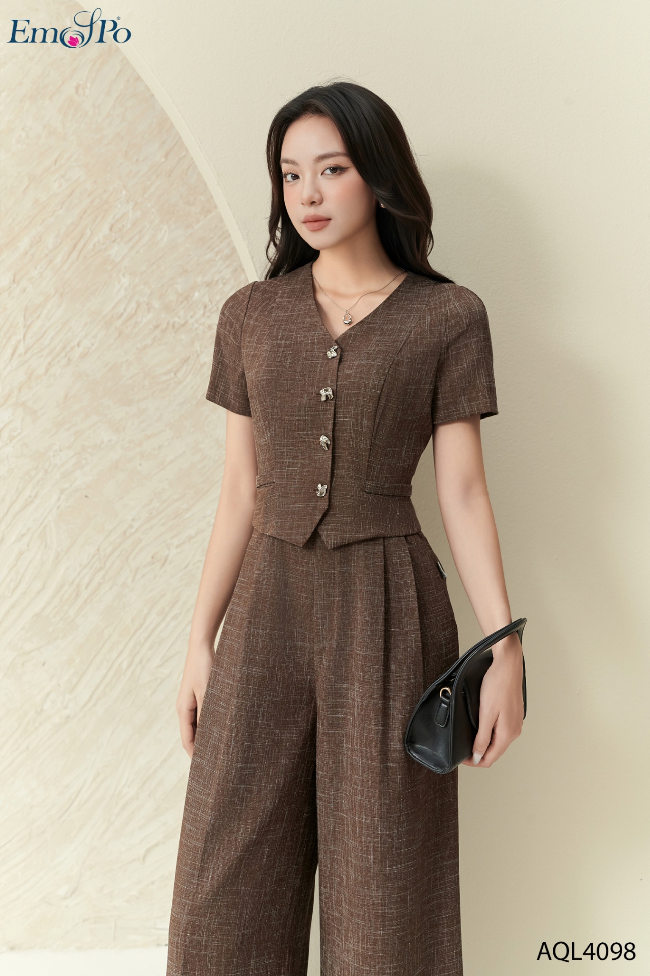 Jumpsuit dáng peplum, cổ tim, 4 cúc cài