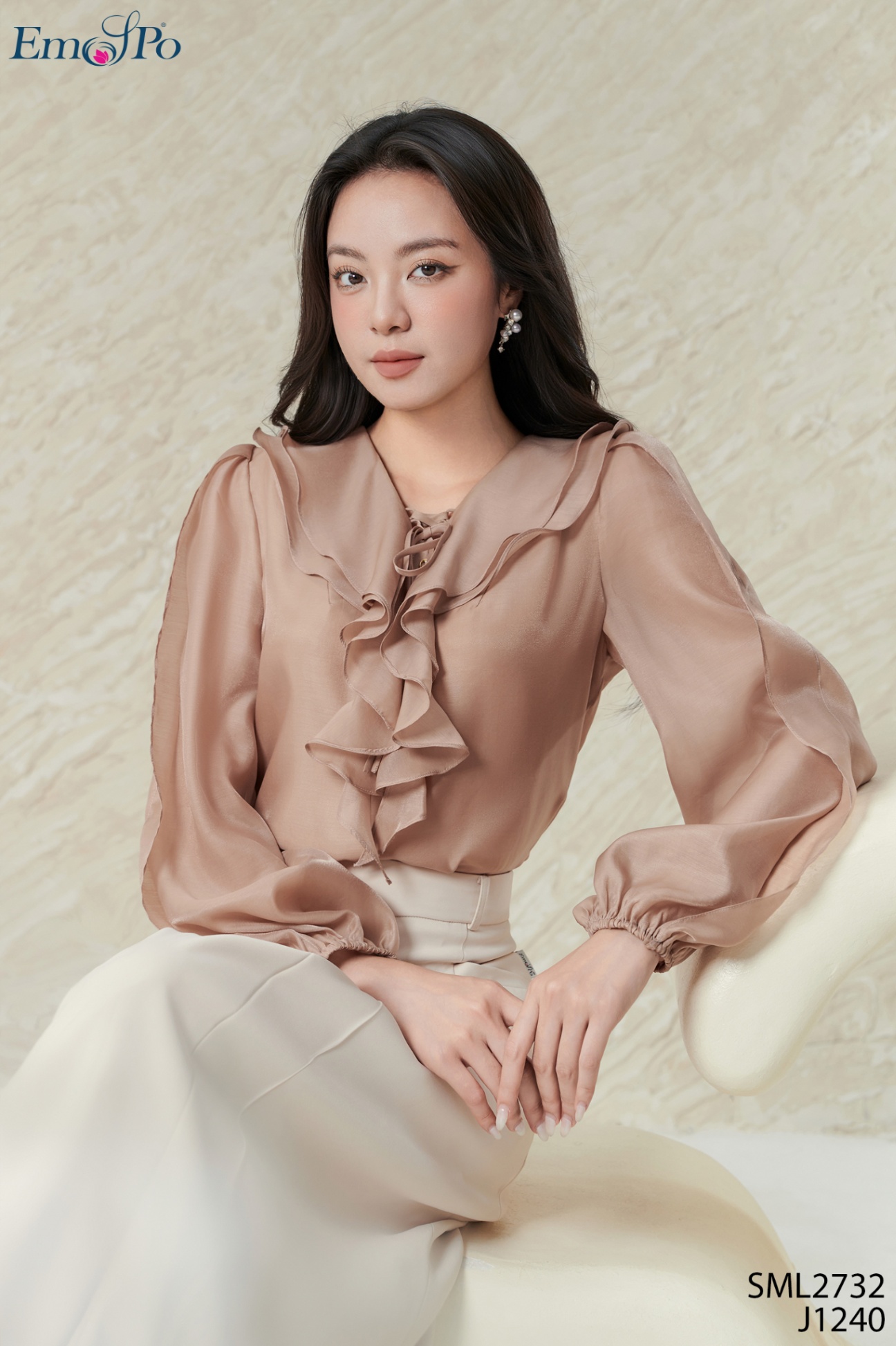 Áo sơ mi cổ bèo đan dây, cài cúc, tay bo chun, hoa cài rời