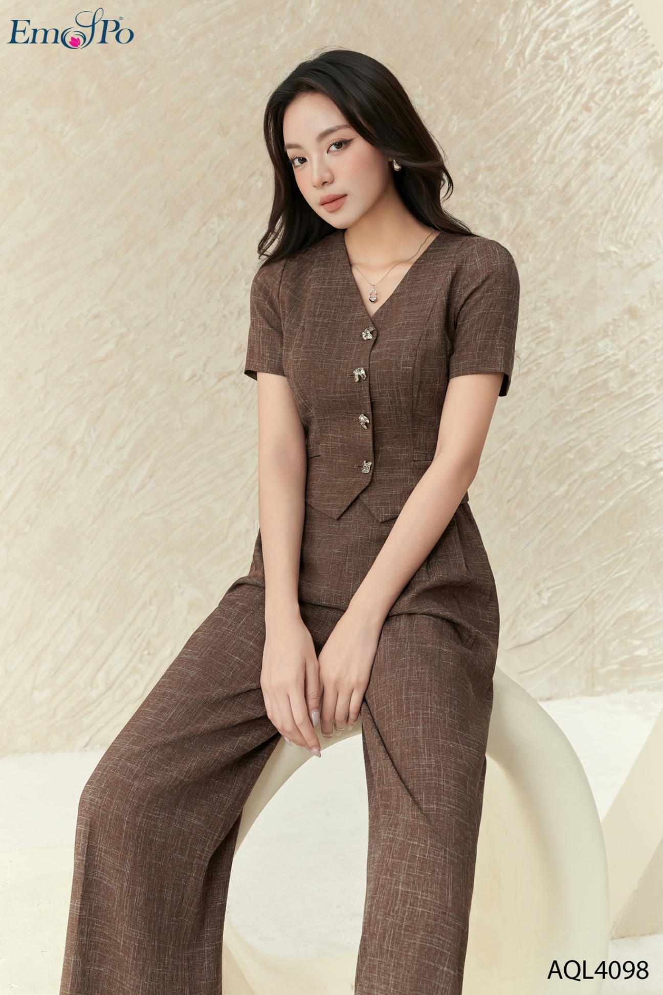 Jumpsuit dáng peplum, cổ tim, 4 cúc cài