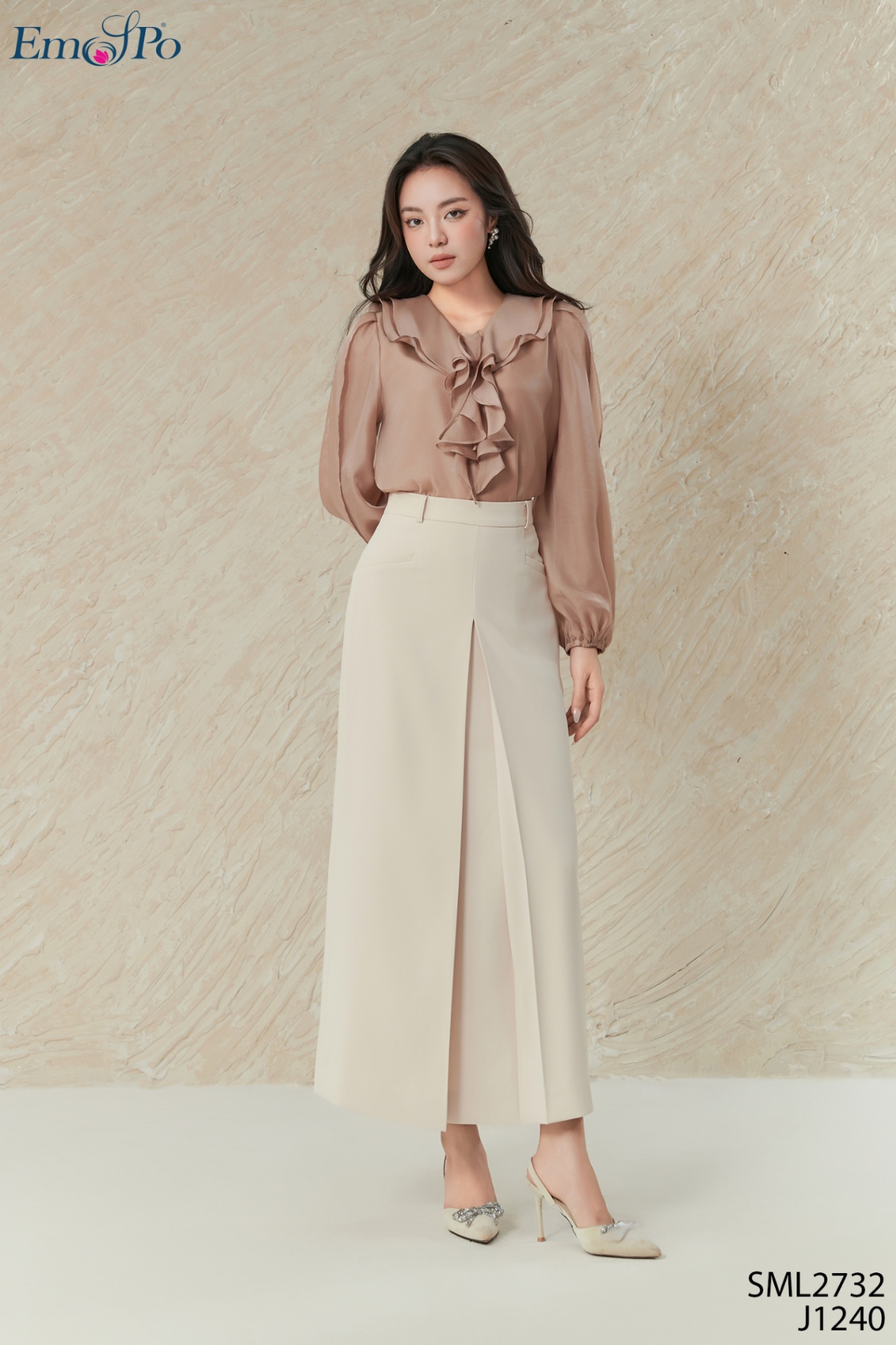 Áo sơ mi cổ bèo đan dây, cài cúc, tay bo chun, hoa cài rời
