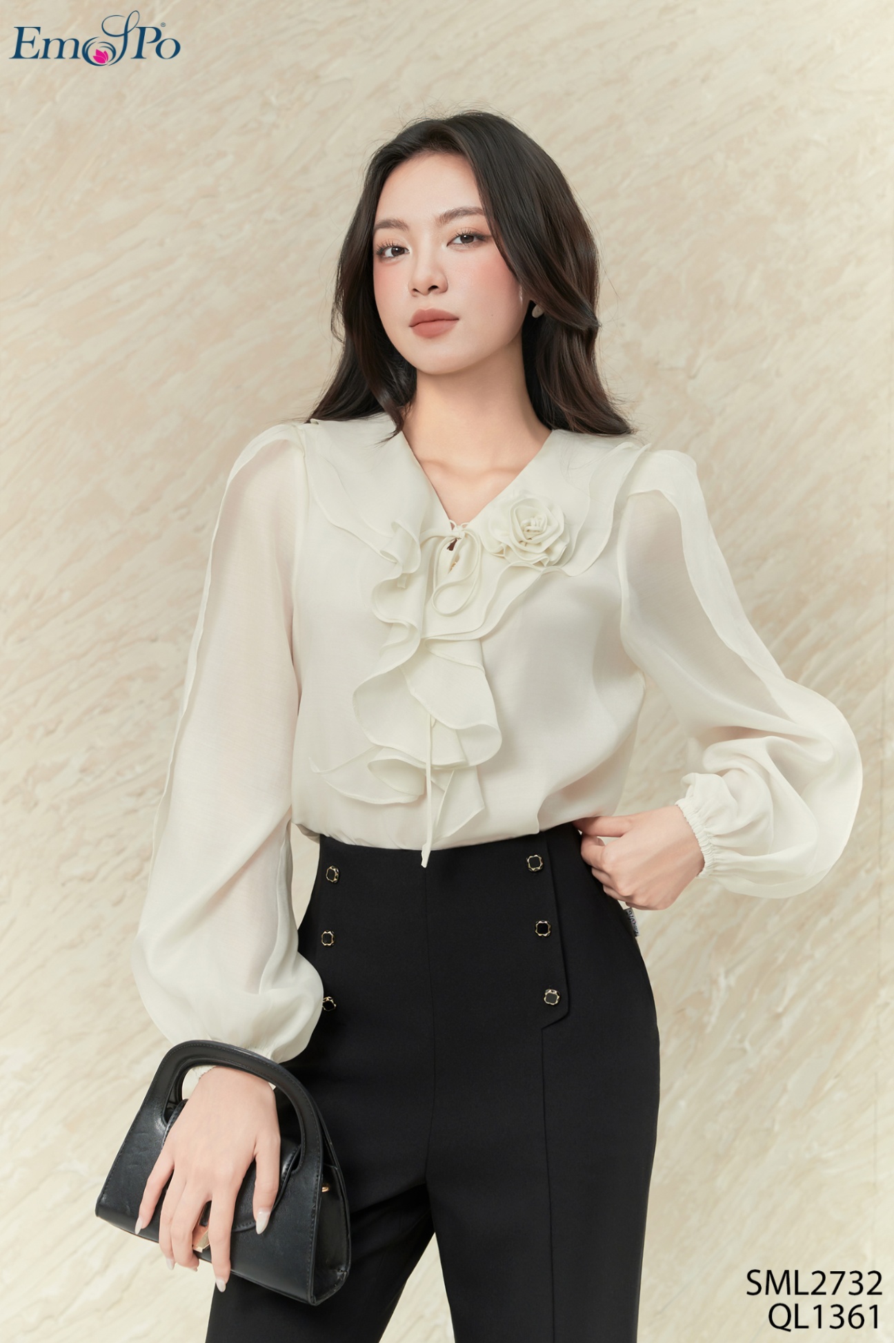 Áo sơ mi cổ bèo đan dây, cài cúc, tay bo chun, hoa cài rời