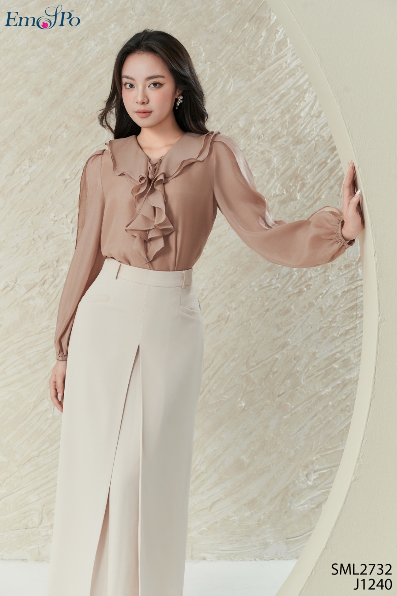 Áo sơ mi cổ bèo đan dây, cài cúc, tay bo chun, hoa cài rời