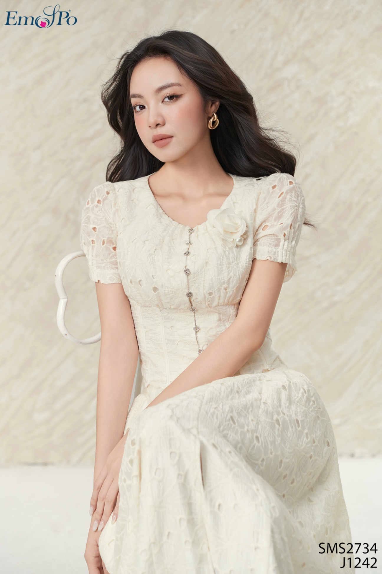 Áo sơ mi cổ tròn, dáng lửng, cài khuy, hoa cài rời, đi bộ J1242