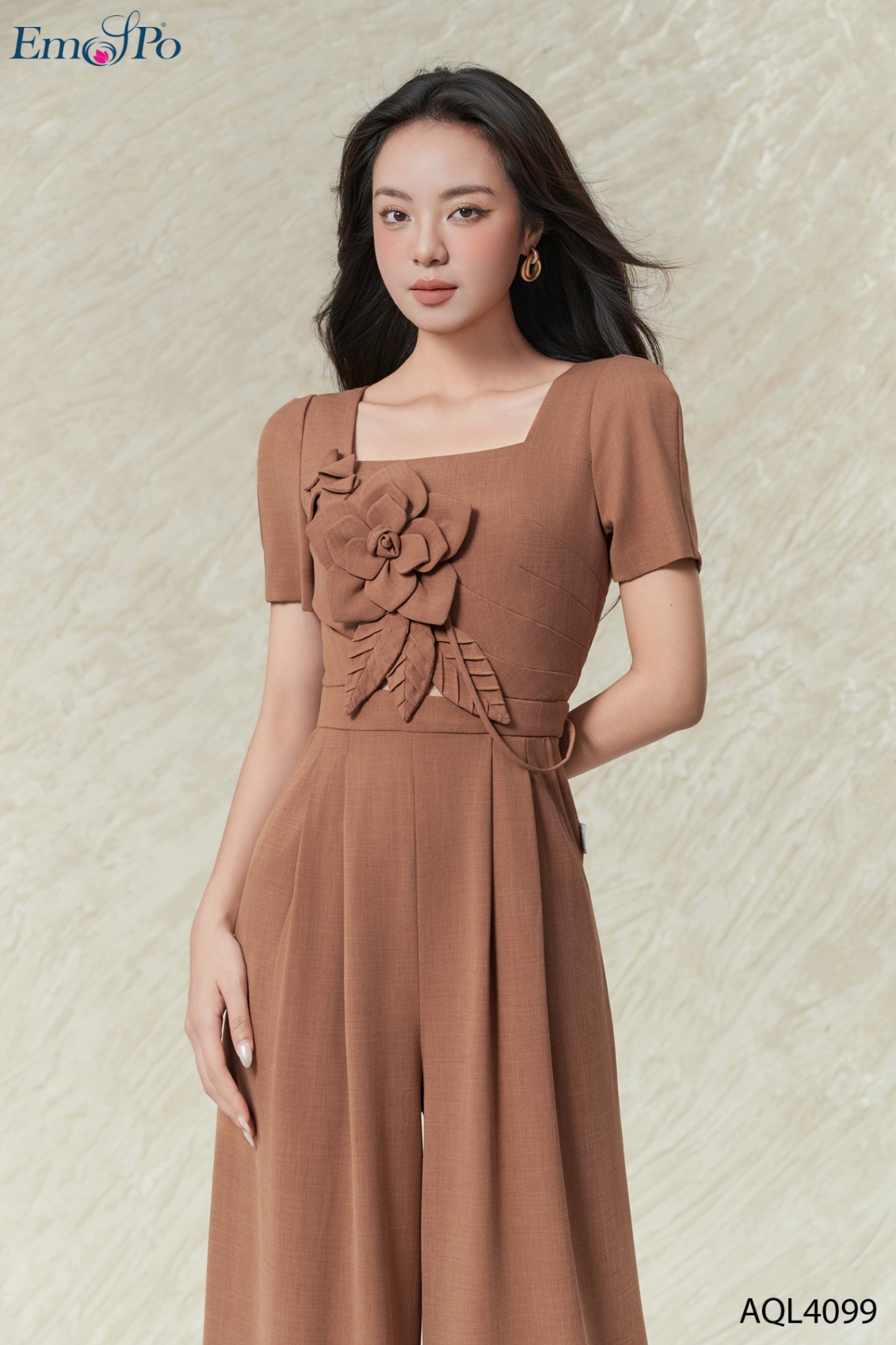 Jumpsuit cổ vuông, ngực đính hoa, túi chéo 2 bên
