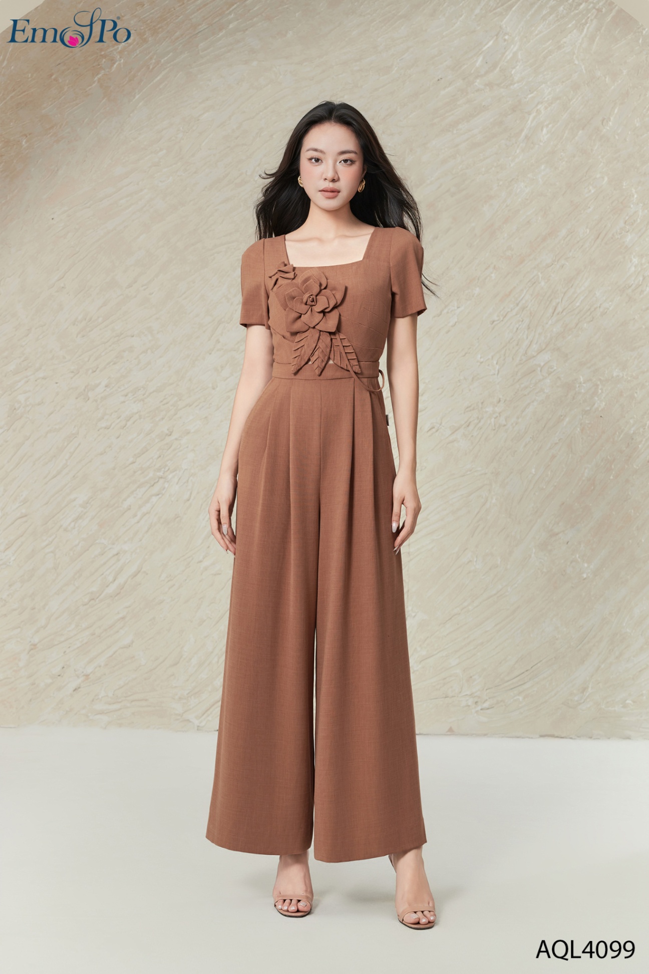 Jumpsuit cổ vuông, ngực đính hoa, túi chéo 2 bên