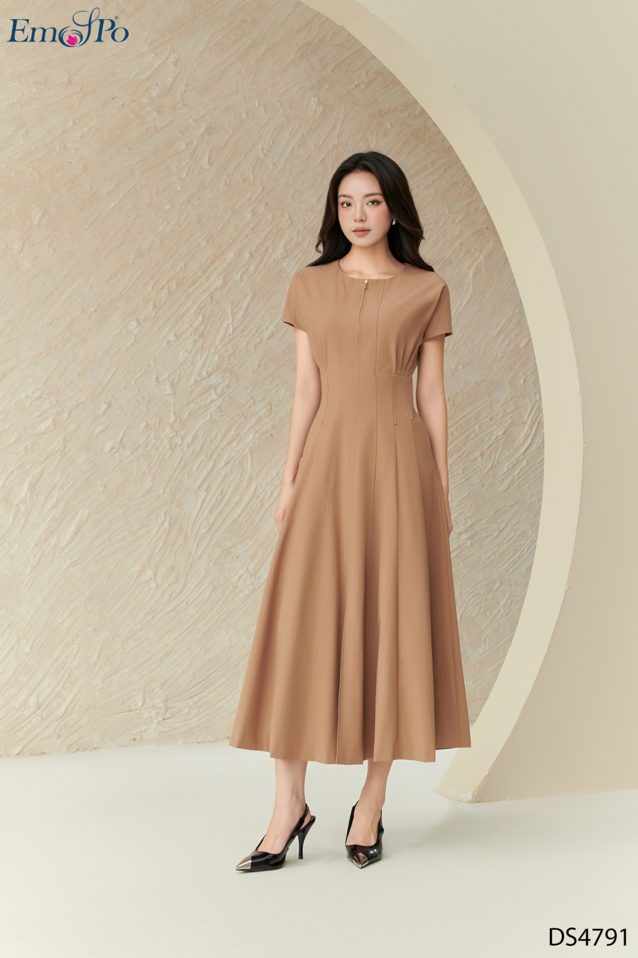 Đầm xòe, chiết eo cao, xẻ trước, kéo khóa ngực