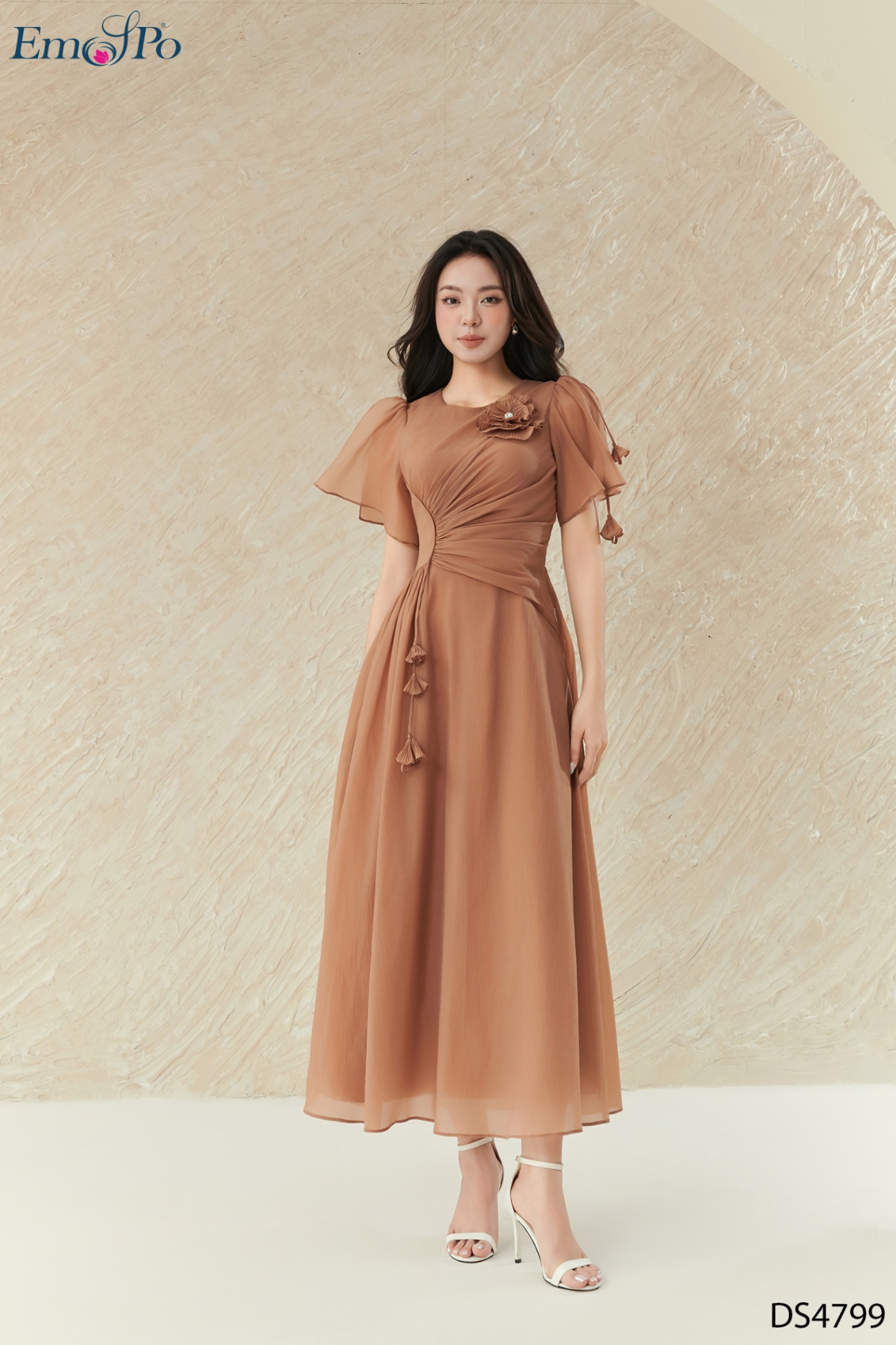 Đầm xòe cổ tròn, eo nhún ly & tay xẻ đính dây hoa, ngực đính hoa