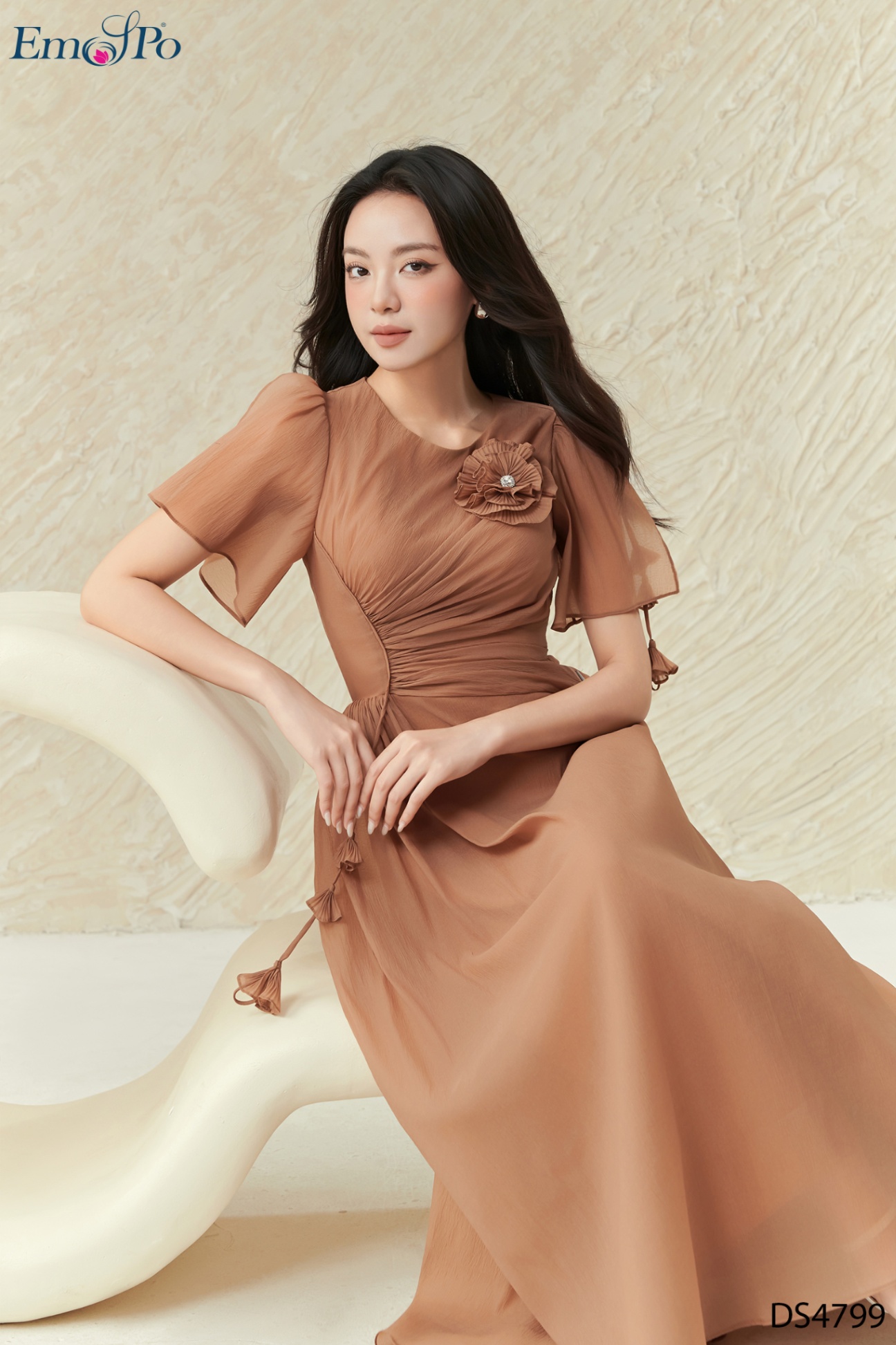 Đầm xòe cổ tròn, eo nhún ly & tay xẻ đính dây hoa, ngực đính hoa