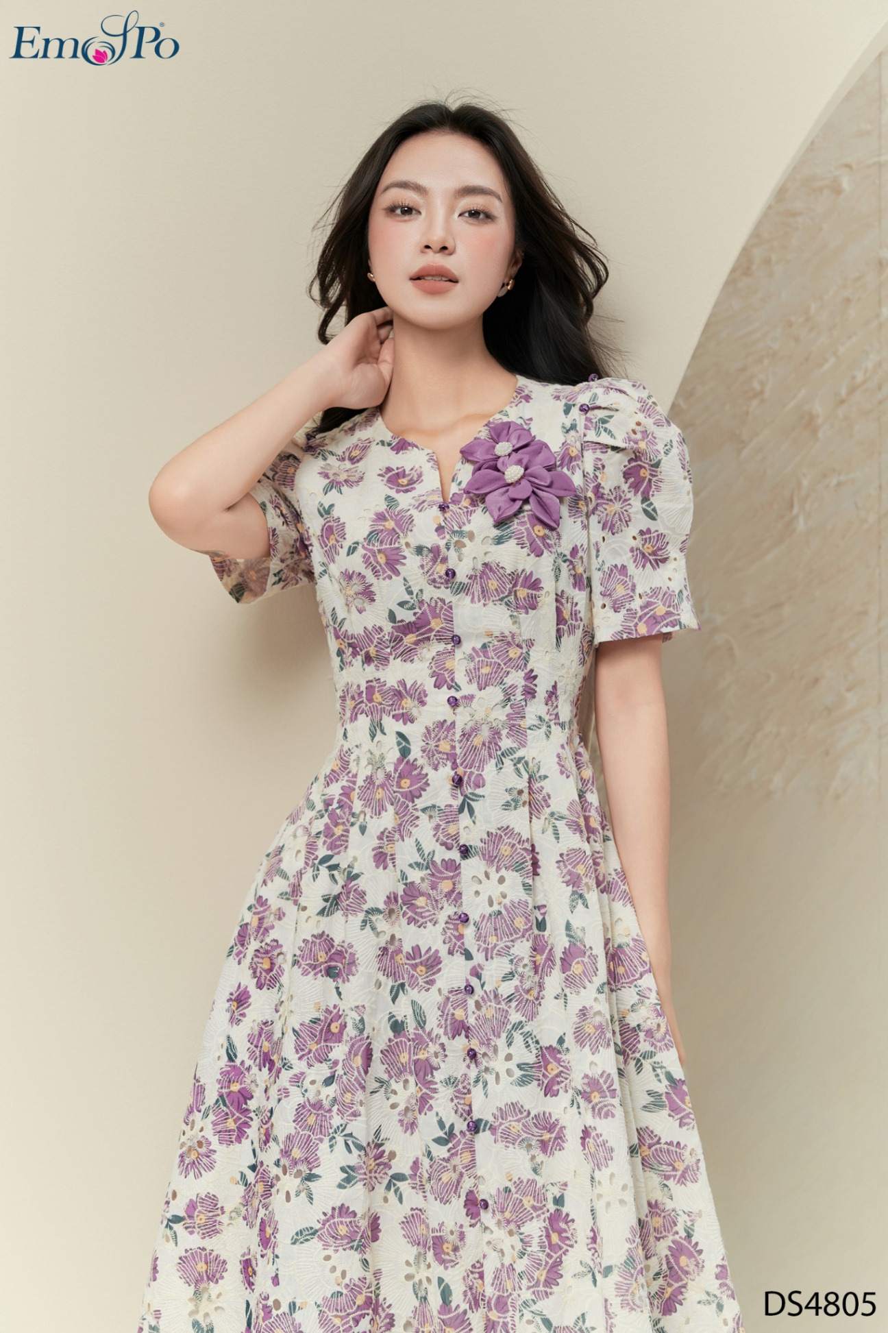 Đầm xòe, cổ tròn khoét đinh cúc trong, ngực đính hoa