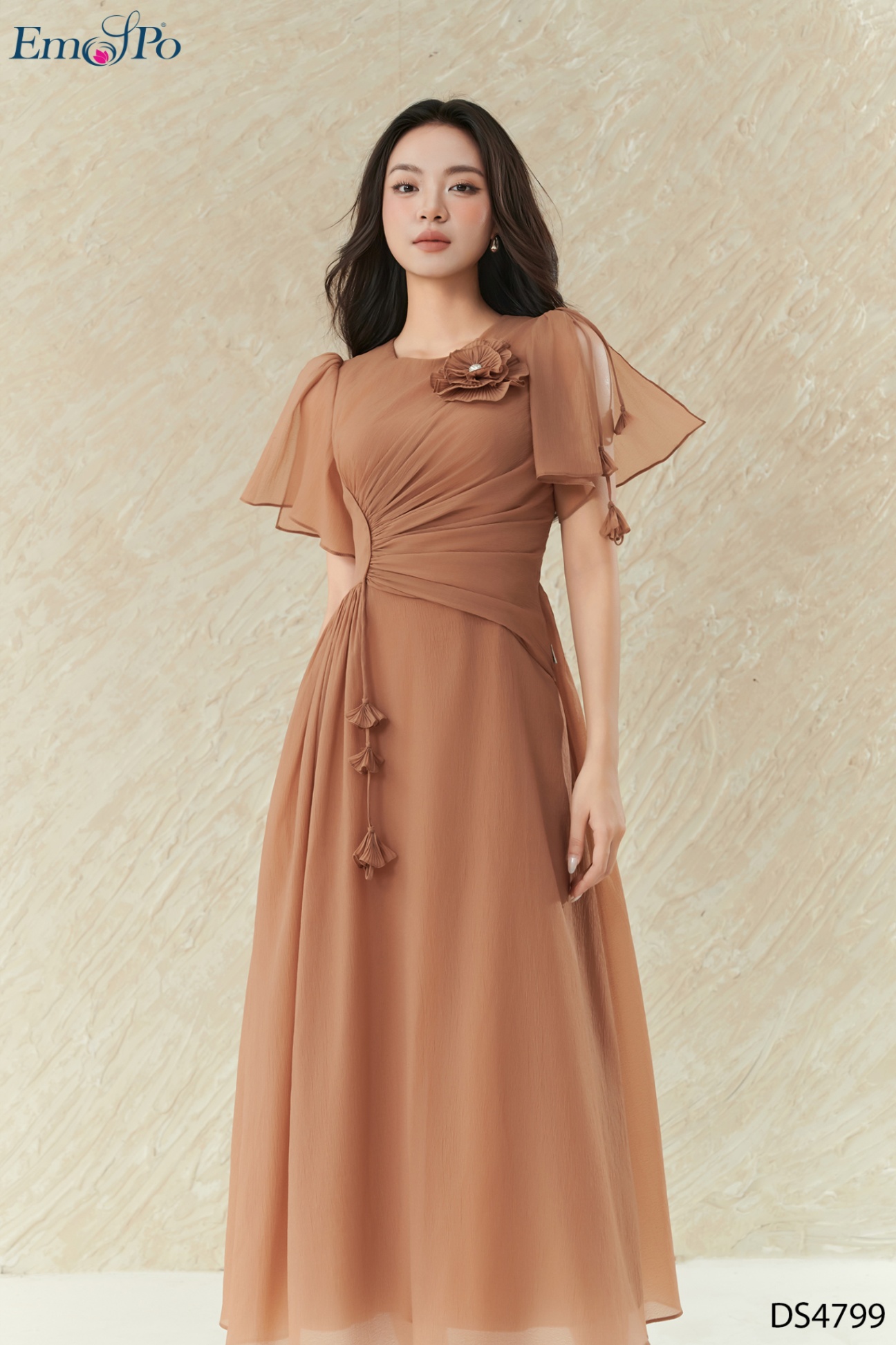 Đầm xòe cổ tròn, eo nhún ly & tay xẻ đính dây hoa, ngực đính hoa