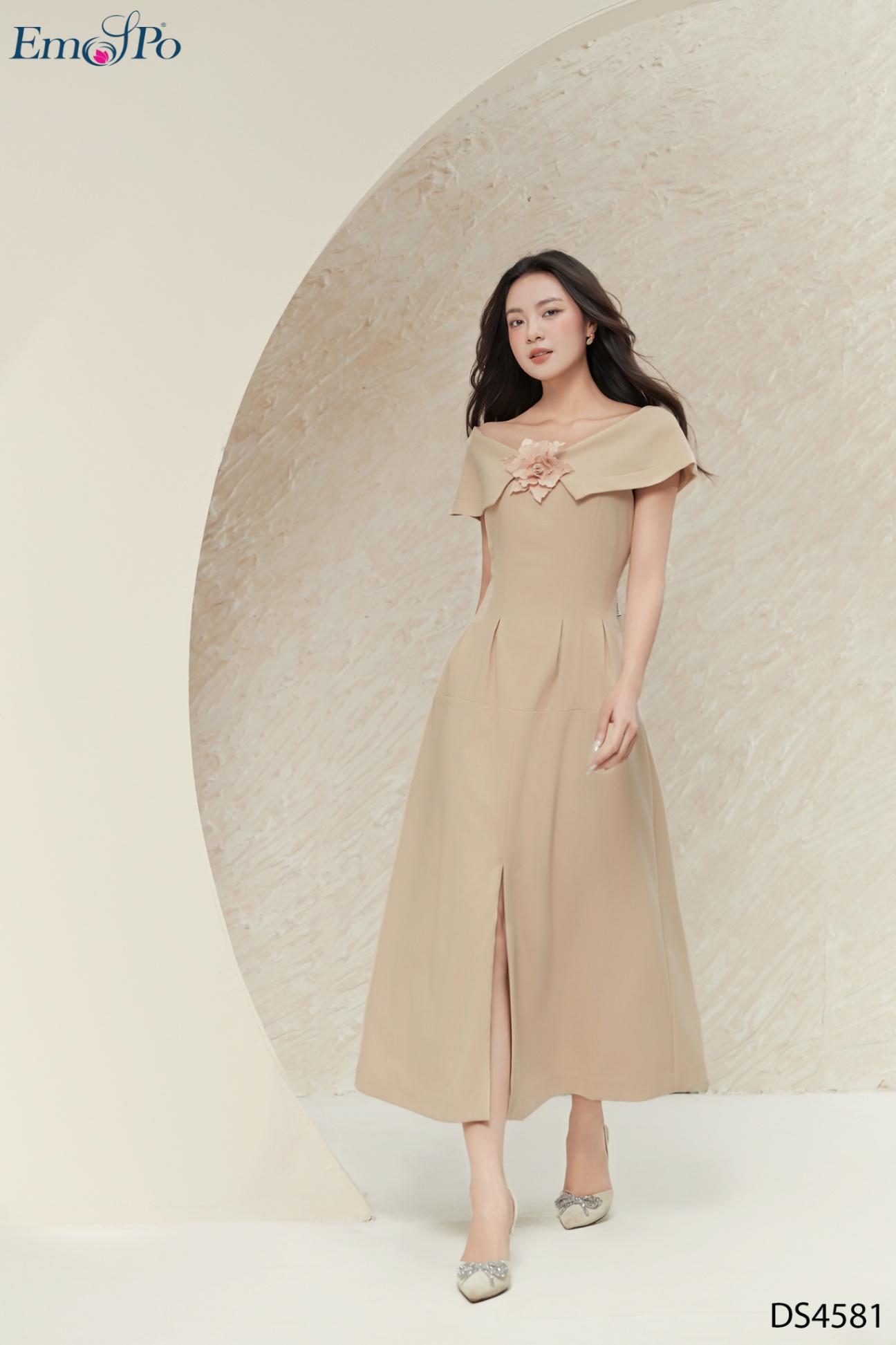 Đầm xòe, cổ thuyền bẻ to, chết ly eo, xẻ trước, hoa cài rời