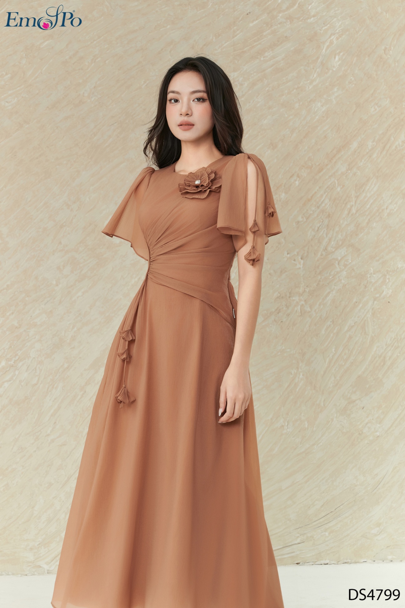 Đầm xòe cổ tròn, eo nhún ly & tay xẻ đính dây hoa, ngực đính hoa