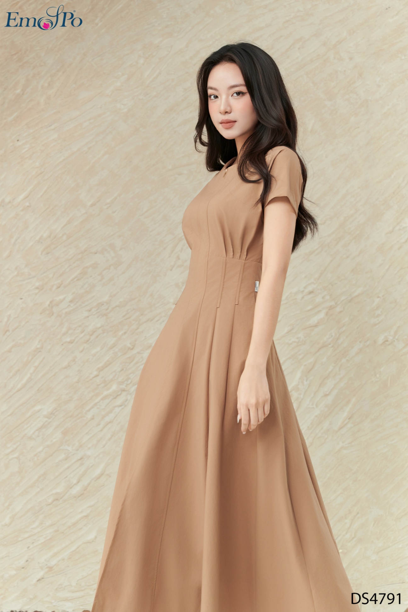 Đầm xòe, chiết eo cao, xẻ trước, kéo khóa ngực