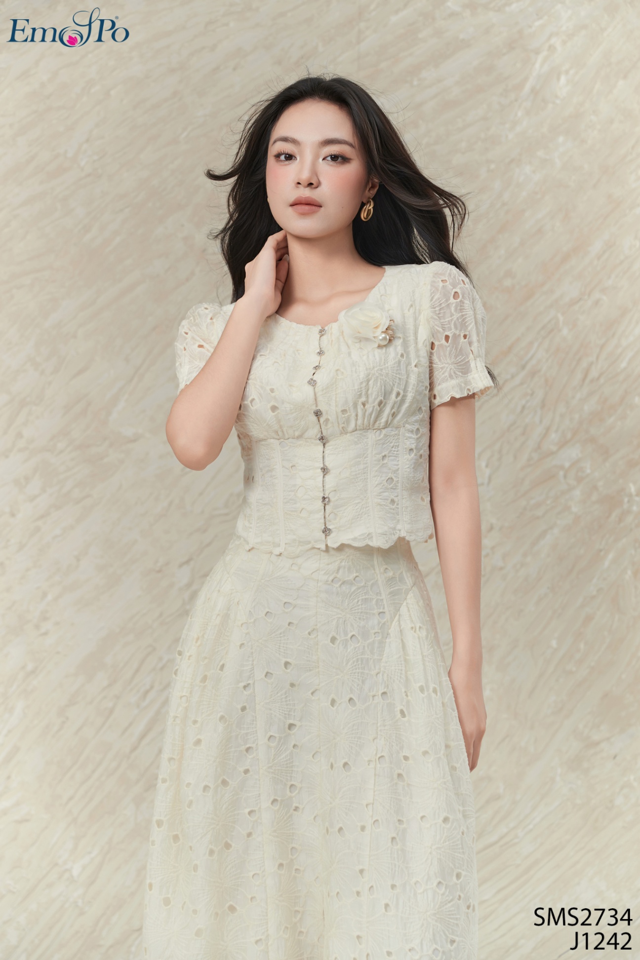 Áo sơ mi cổ tròn, dáng lửng, cài khuy, hoa cài rời, đi bộ J1242