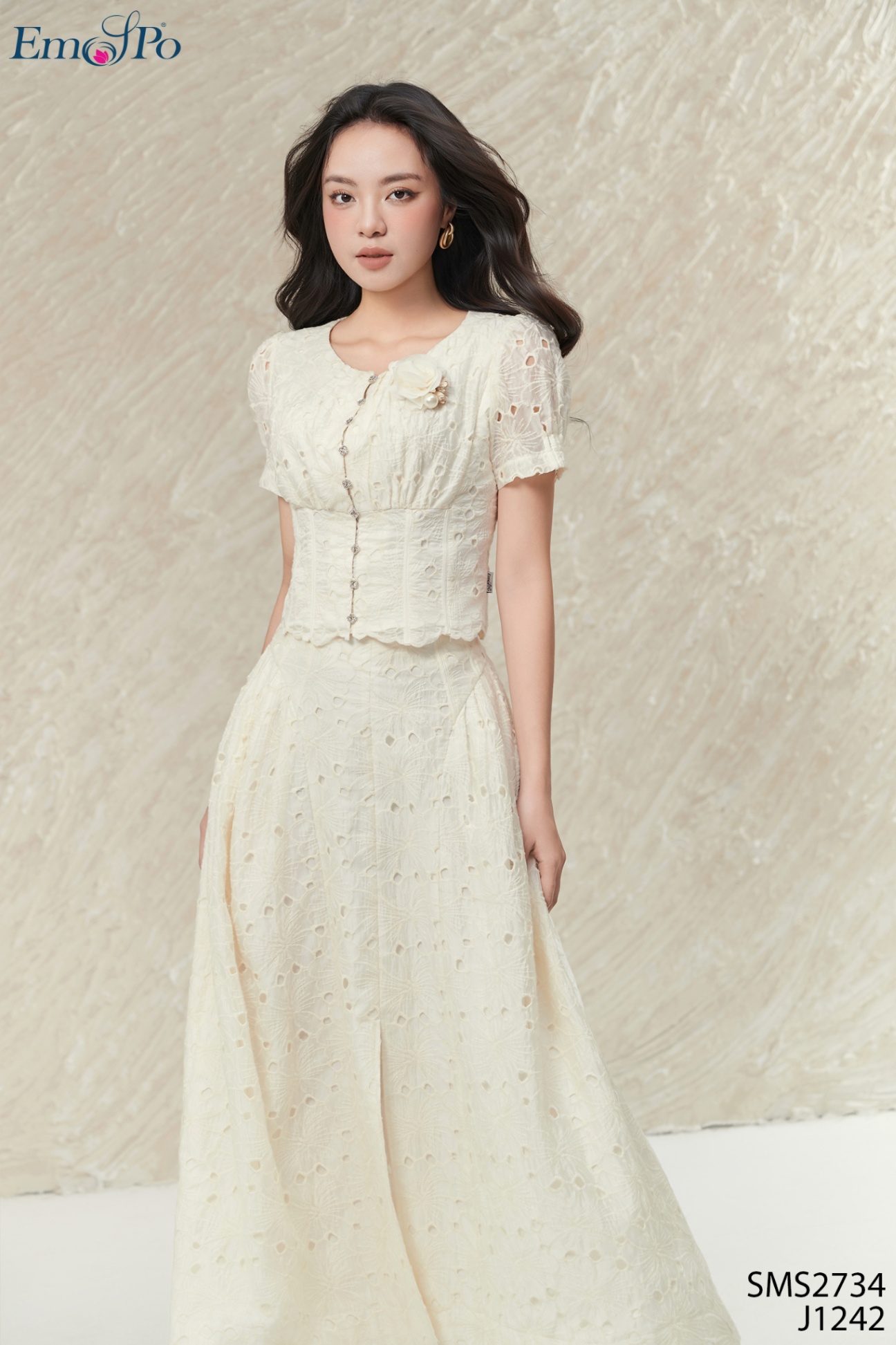 Áo sơ mi cổ tròn, dáng lửng, cài khuy, hoa cài rời, đi bộ J1242