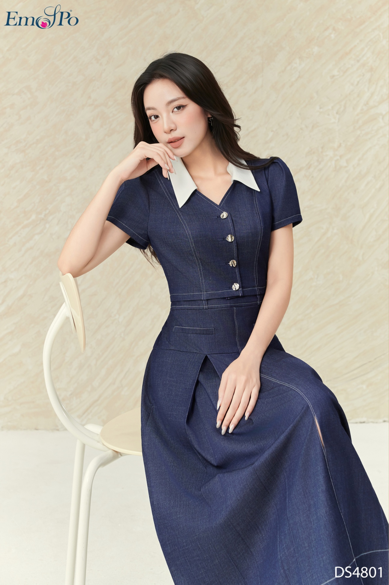 Đầm xếp ly cổ tim diễu chỉ, kèm cổ sơ mi rời, cài khuy, túi cơi sườn