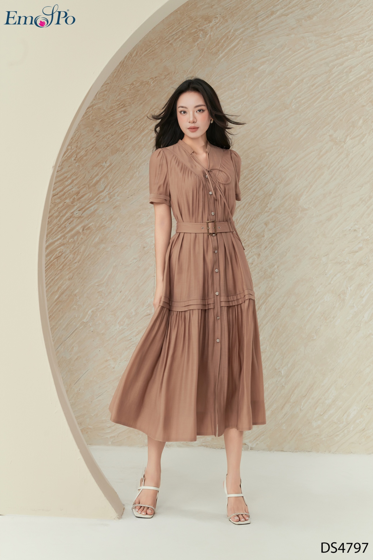 Đầm suông, cổ thắt dây nơ, đính hàng khuy, đai rời