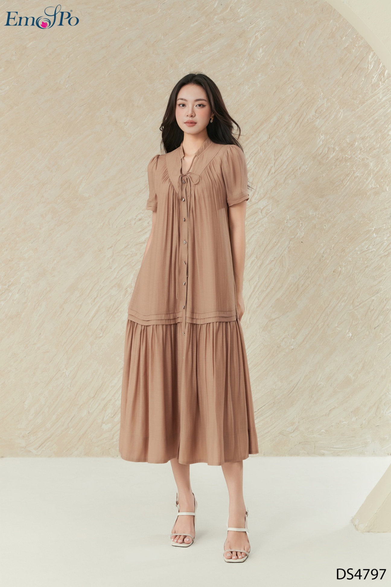 Đầm suông, cổ thắt dây nơ, đính hàng khuy, đai rời