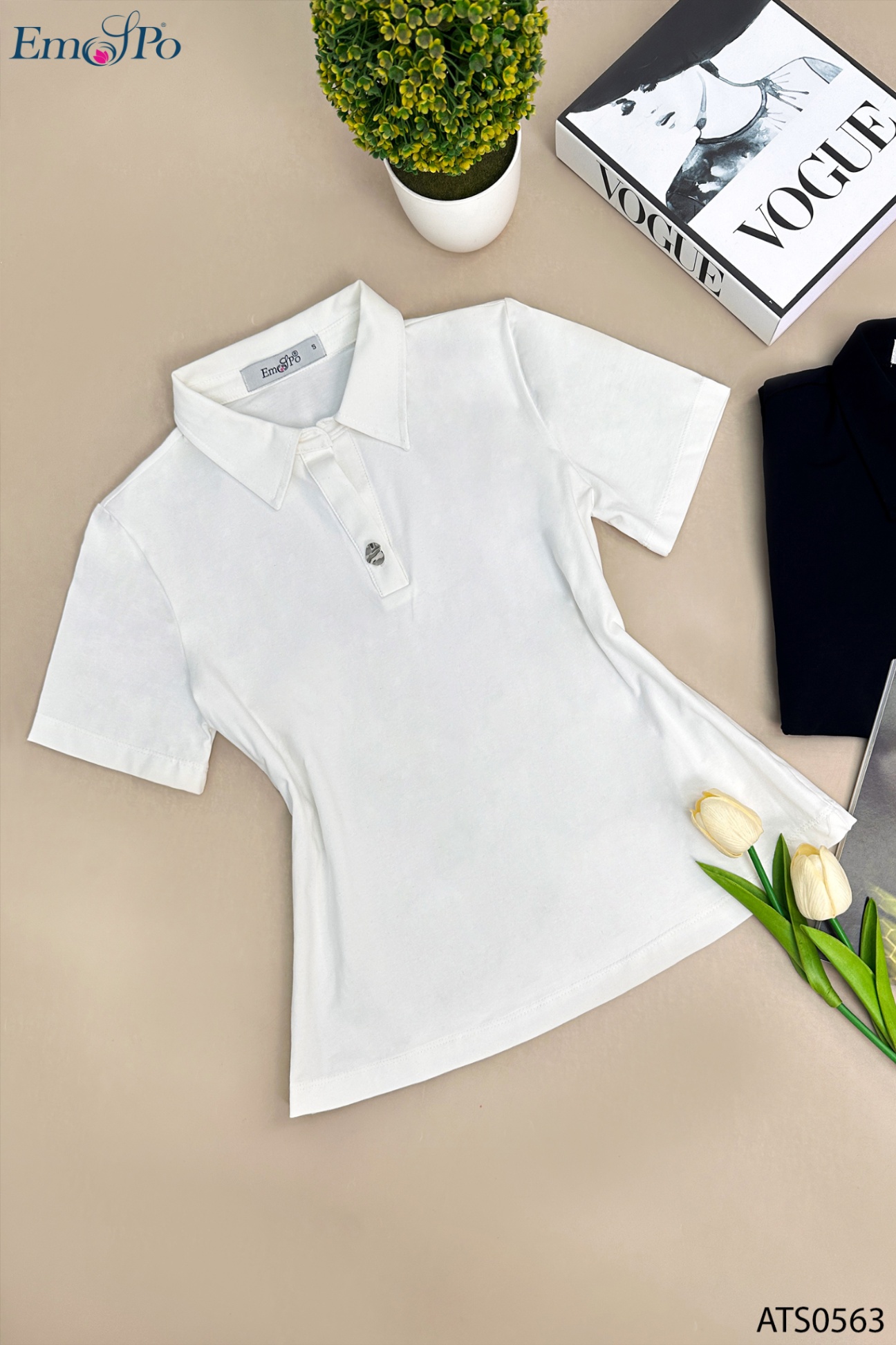 Áo thun trơn, cổ bẻ đính cúc