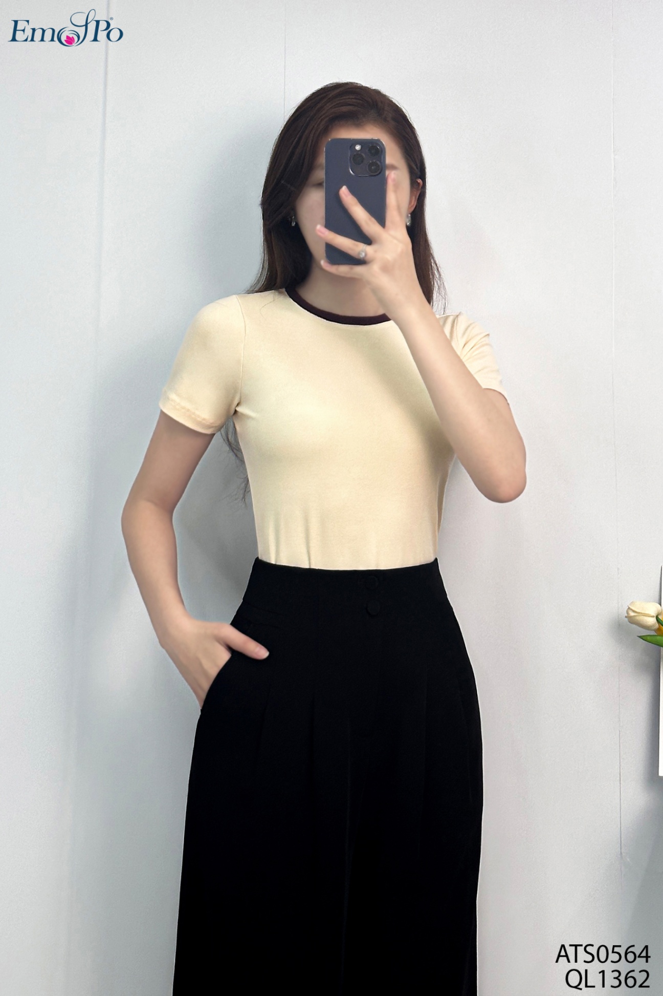 Áo thun trơn cổ tròn, phối viền cổ
