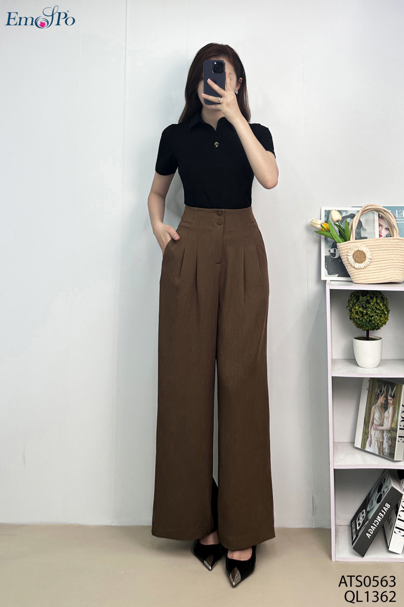 Áo thun trơn, cổ bẻ đính cúc