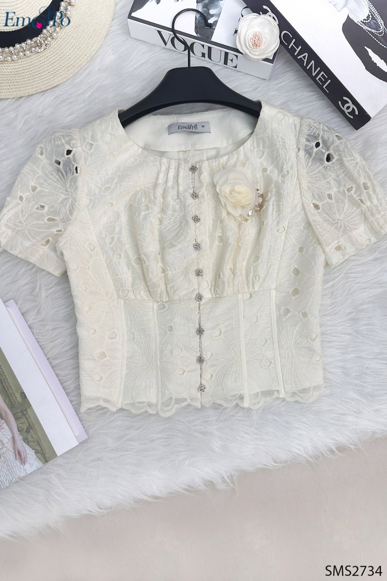 Áo sơ mi cổ tròn, dáng lửng, cài khuy, hoa cài rời, đi bộ J1242