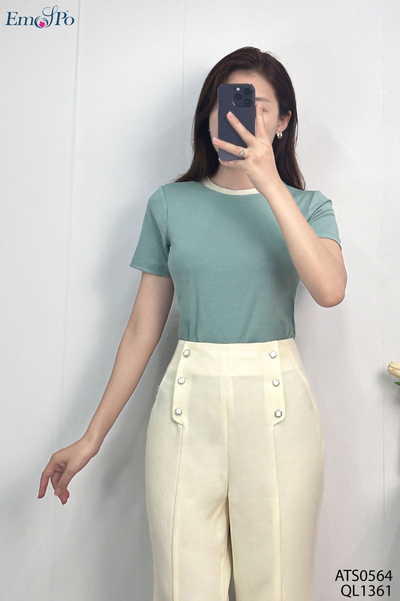Áo thun trơn cổ tròn, phối viền cổ