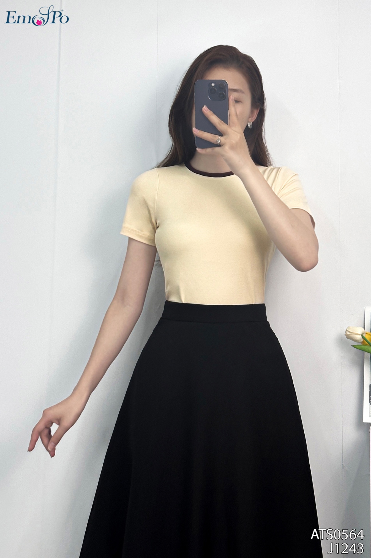 Áo thun trơn cổ tròn, phối viền cổ
