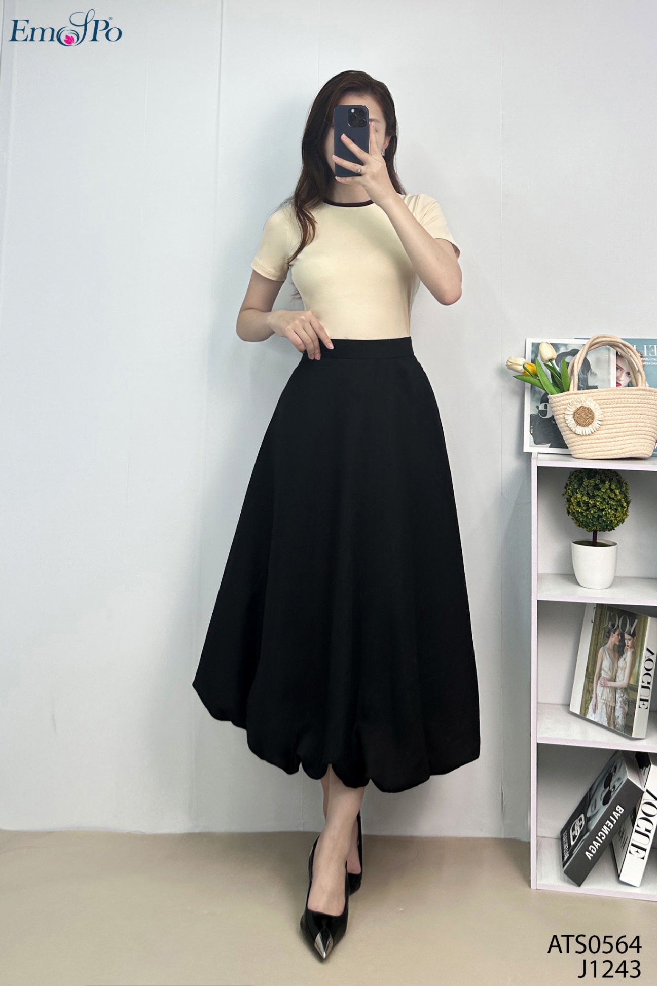 Áo thun trơn cổ tròn, phối viền cổ
