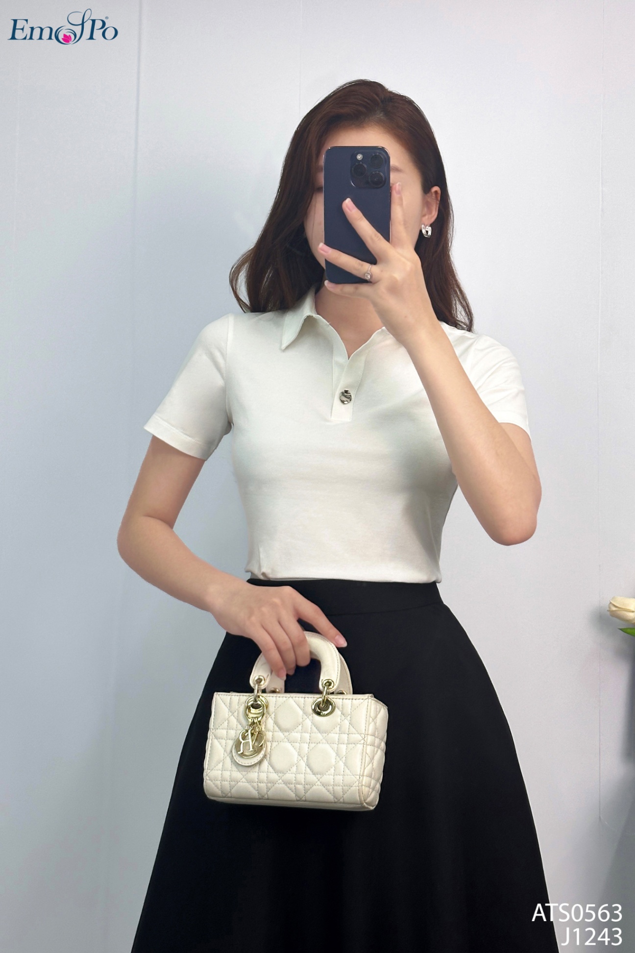 Áo thun trơn, cổ bẻ đính cúc