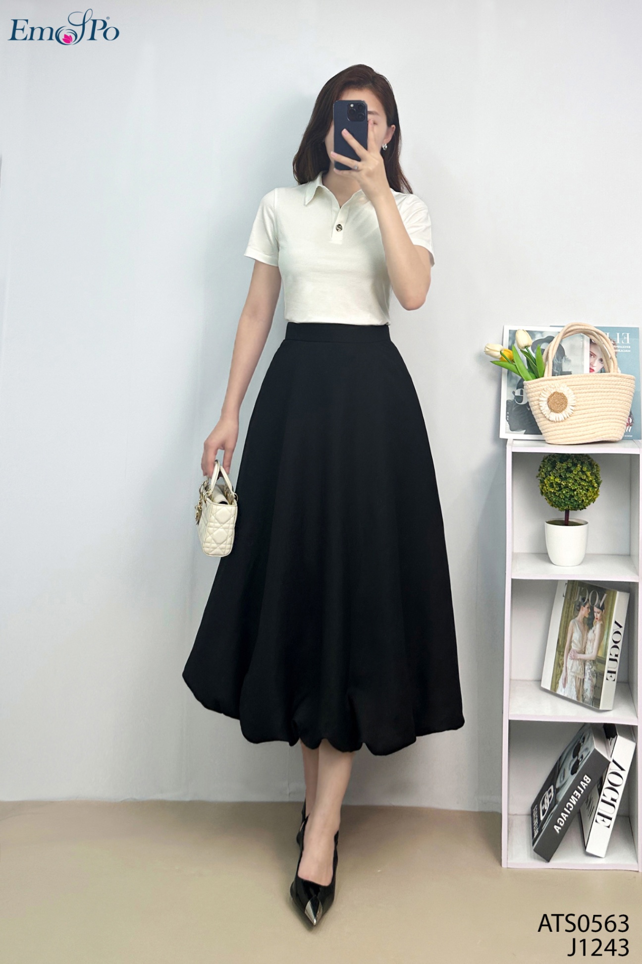 Áo thun trơn, cổ bẻ đính cúc