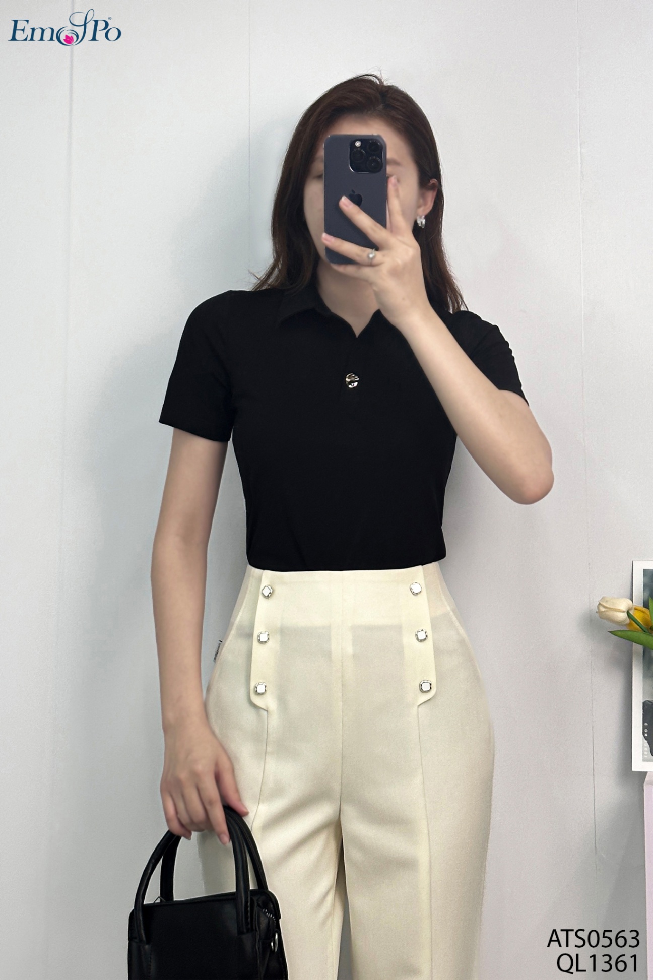 Áo thun trơn, cổ bẻ đính cúc