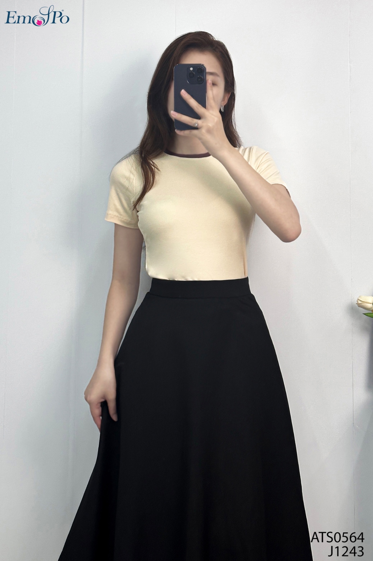 Áo thun trơn cổ tròn, phối viền cổ