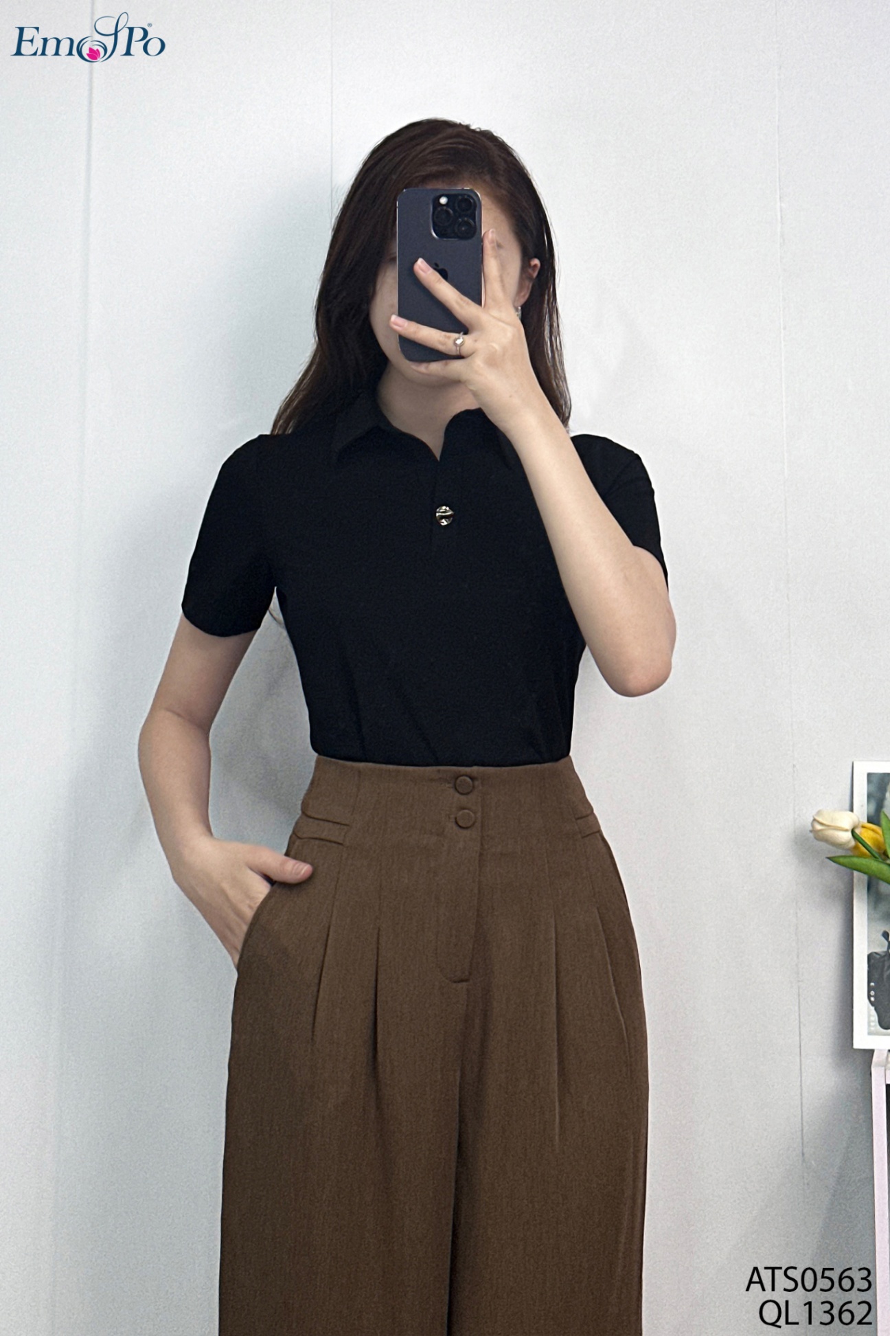 Áo thun trơn, cổ bẻ đính cúc