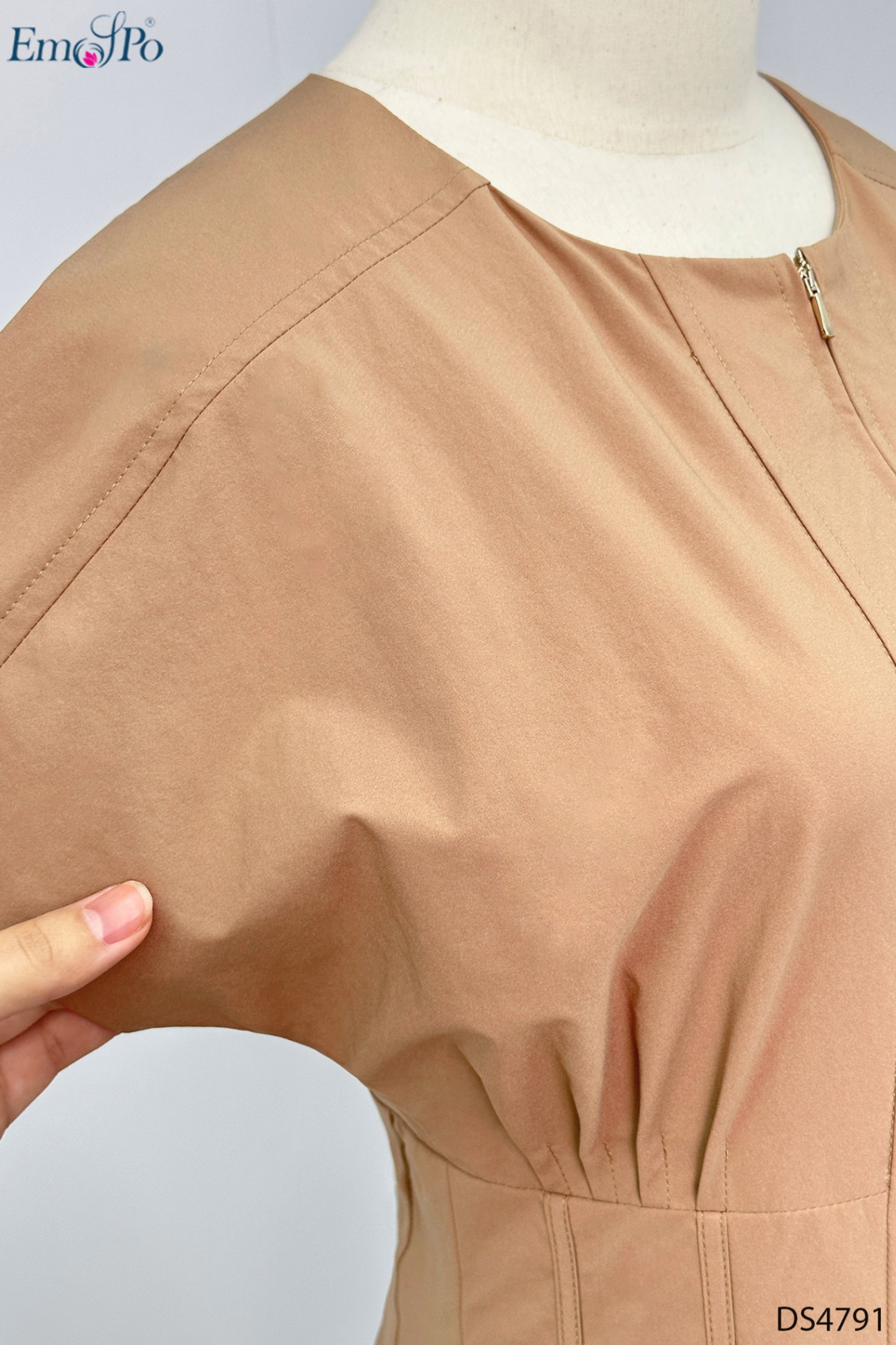Đầm xòe, chiết eo cao, xẻ trước, kéo khóa ngực