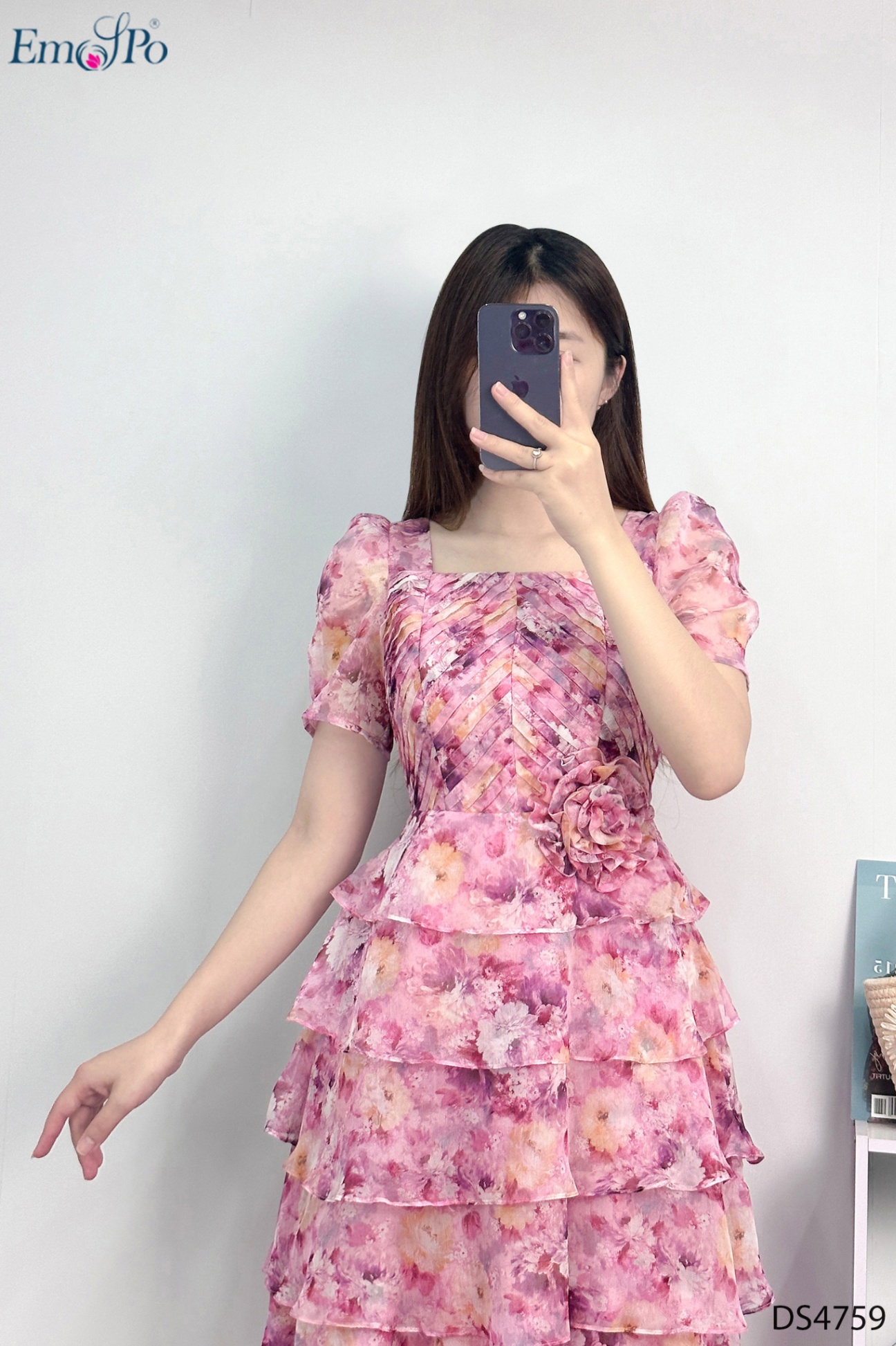 Đầm xòe bèo tầng, cổ vuông, ngực xếp ly, eo đính hoa