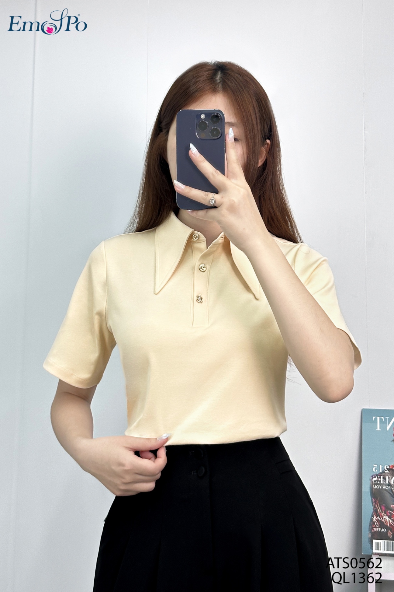Áo thun trơn, cổ bẻ nhọn, cài hàng khuy