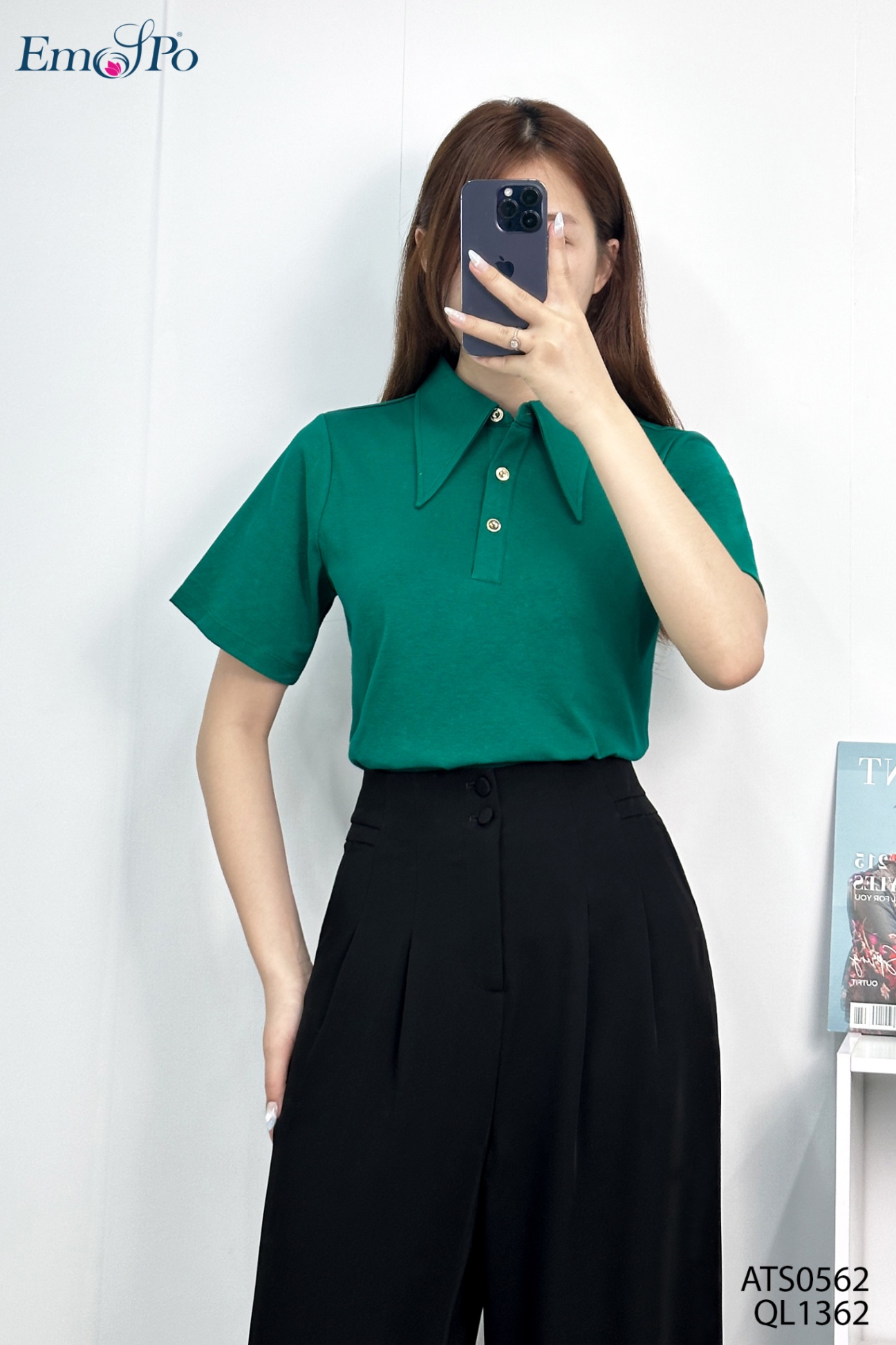 Áo thun trơn, cổ bẻ nhọn, cài hàng khuy