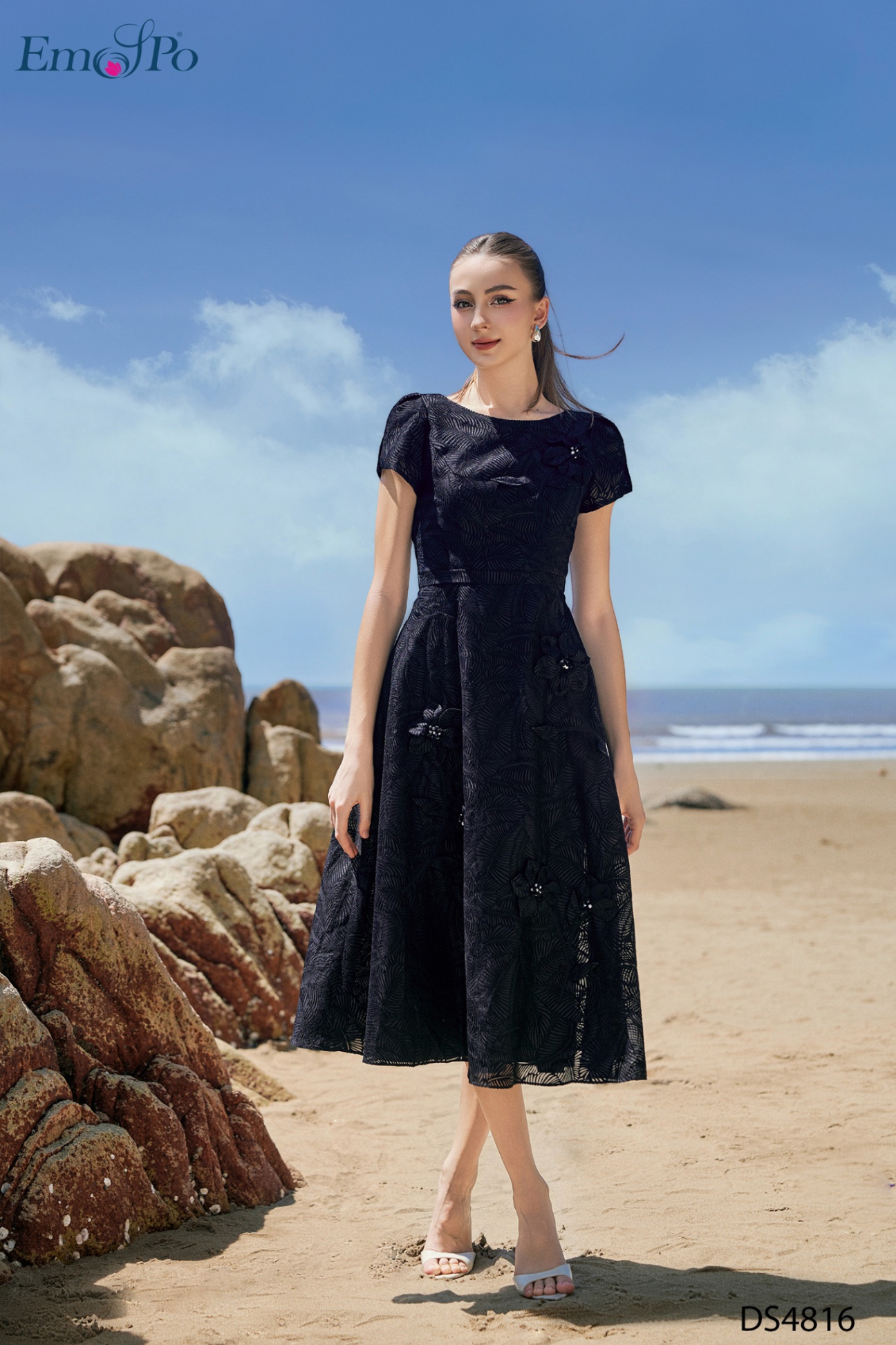 Đầm xòe cổ tròn, đính hoa nhụy ngọc trai, đai rời