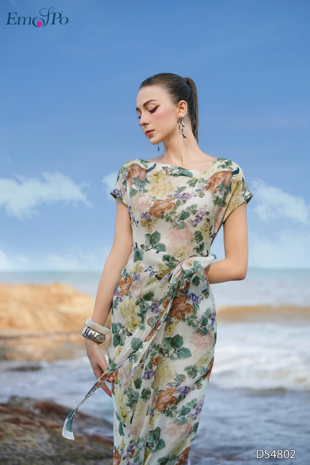 Đầm suông họa tiết hoa,cổ tim chéo gập mép, xếp ly eo, bấu tay