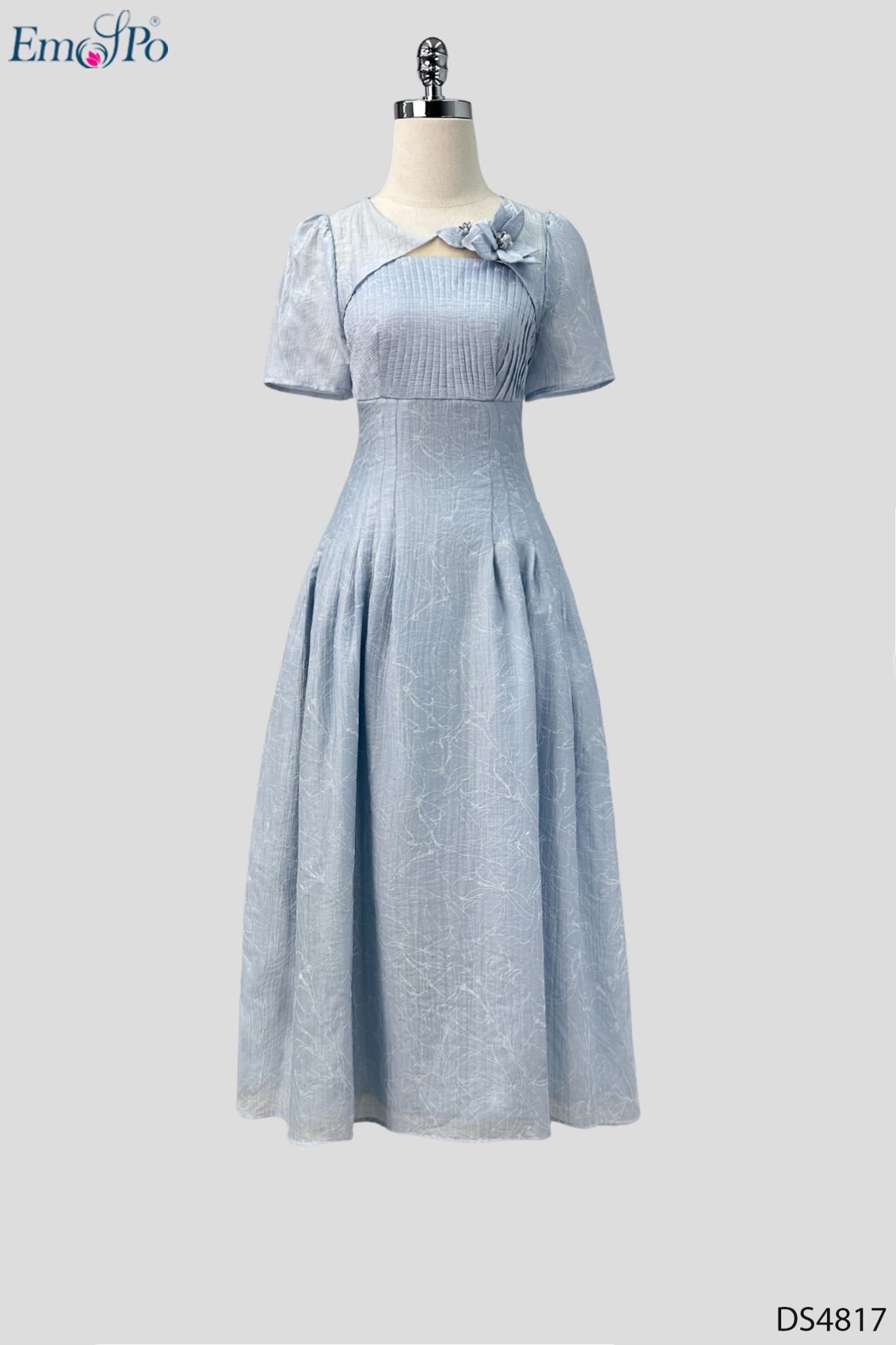 Đầm xòe, chiết eo, ngực xếp ly phối lưới, đính hoa