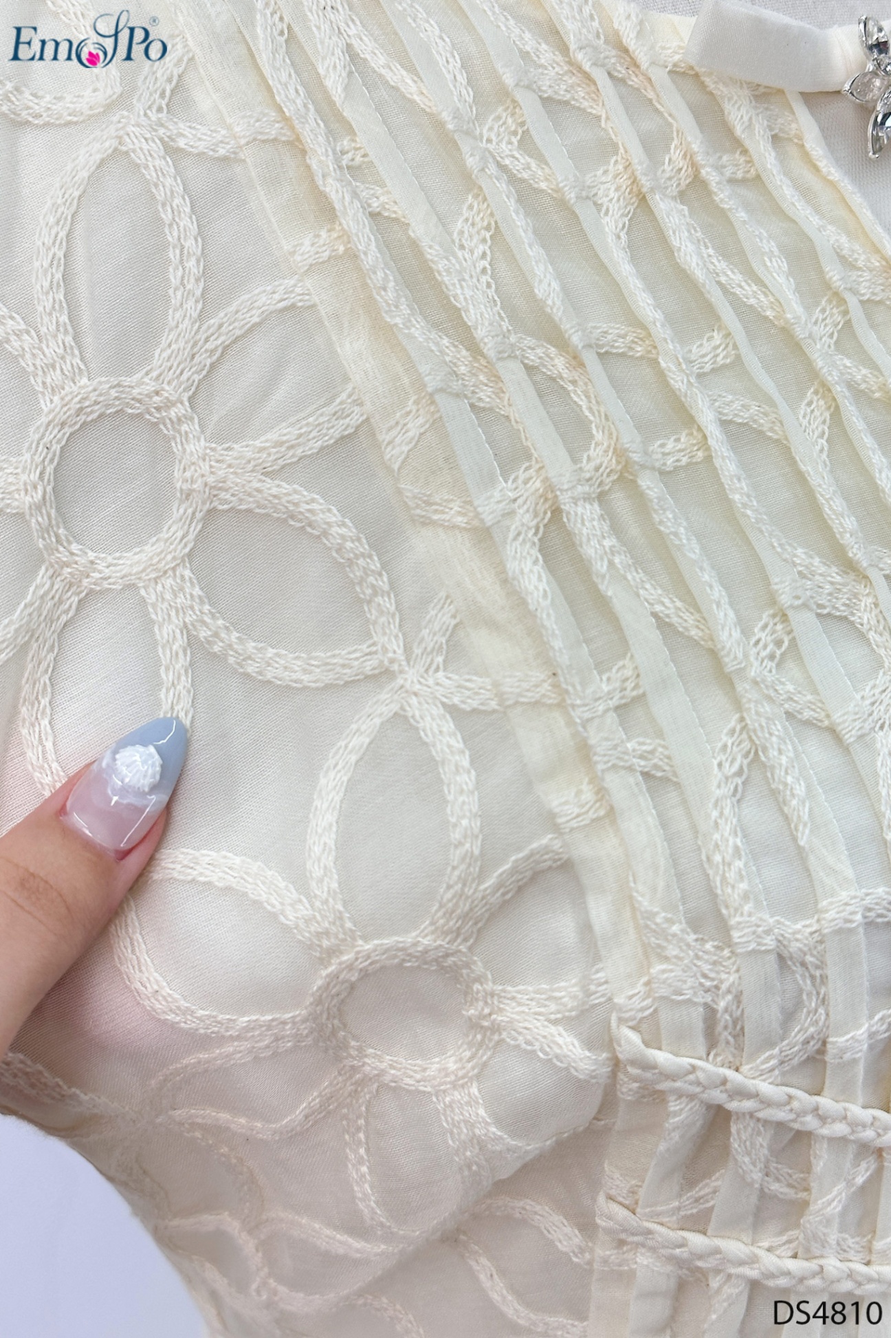 Đầm xòe hoa nổi, bèo tầng, ngực xếp ly phối lưới, đính nơ đá