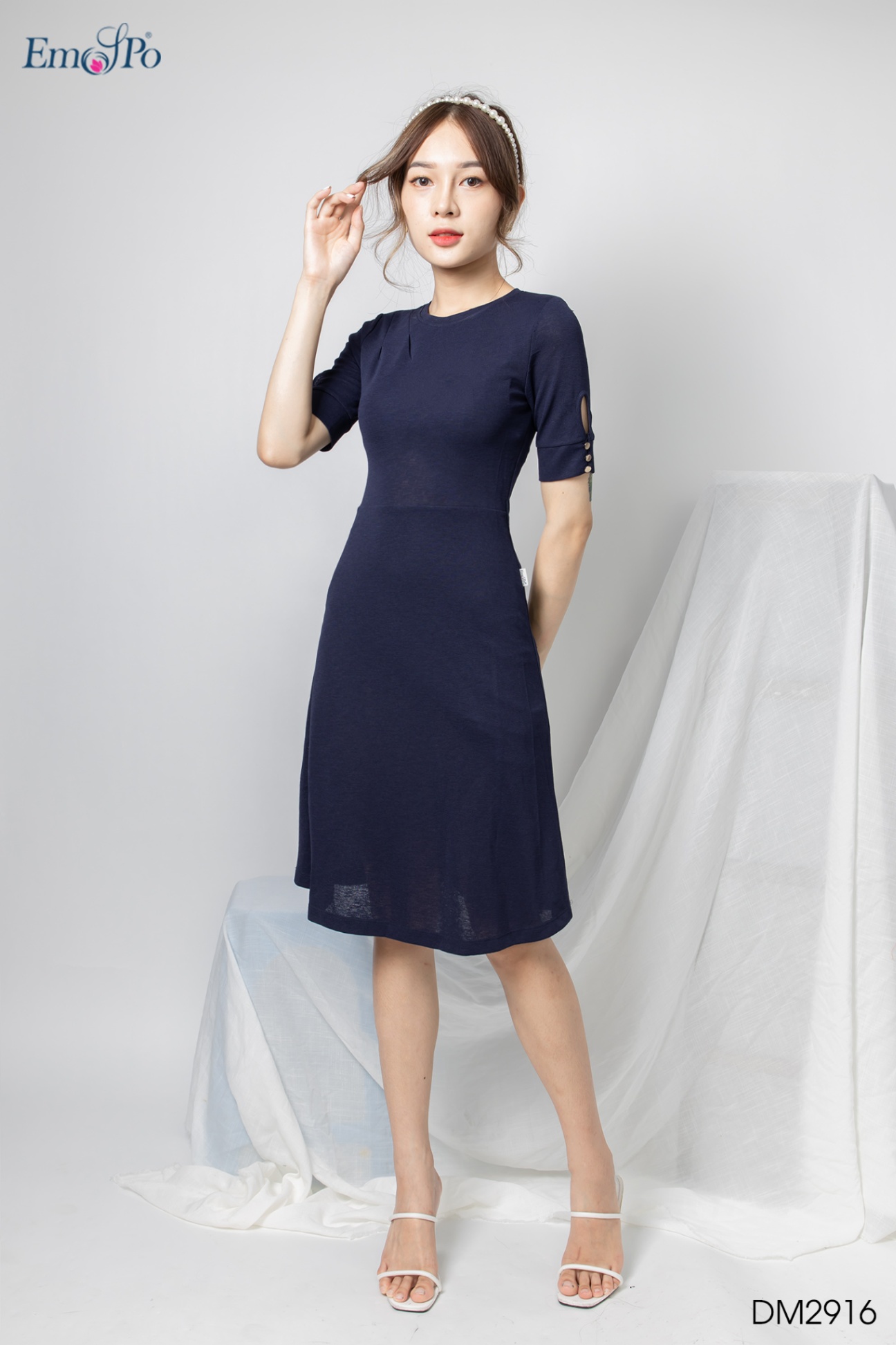 Đầm xòe,vải cotton,tay đính cúc,ngực cài hoa đá,đai rời 3 mặt tròn lồng nhau