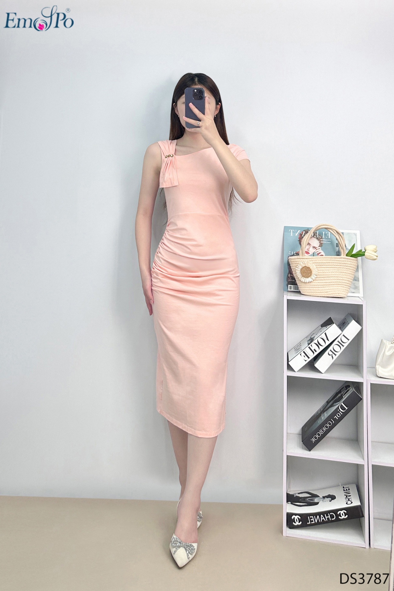 Đầm ôm cỏ lệch, một bên rúm nơ vai, rùm bèo chân váy