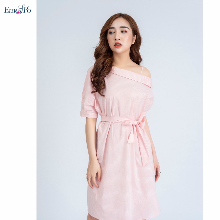Đầm suông kẻ tay dơI, cổ lá trễ vai, cúc đính bên sườn
