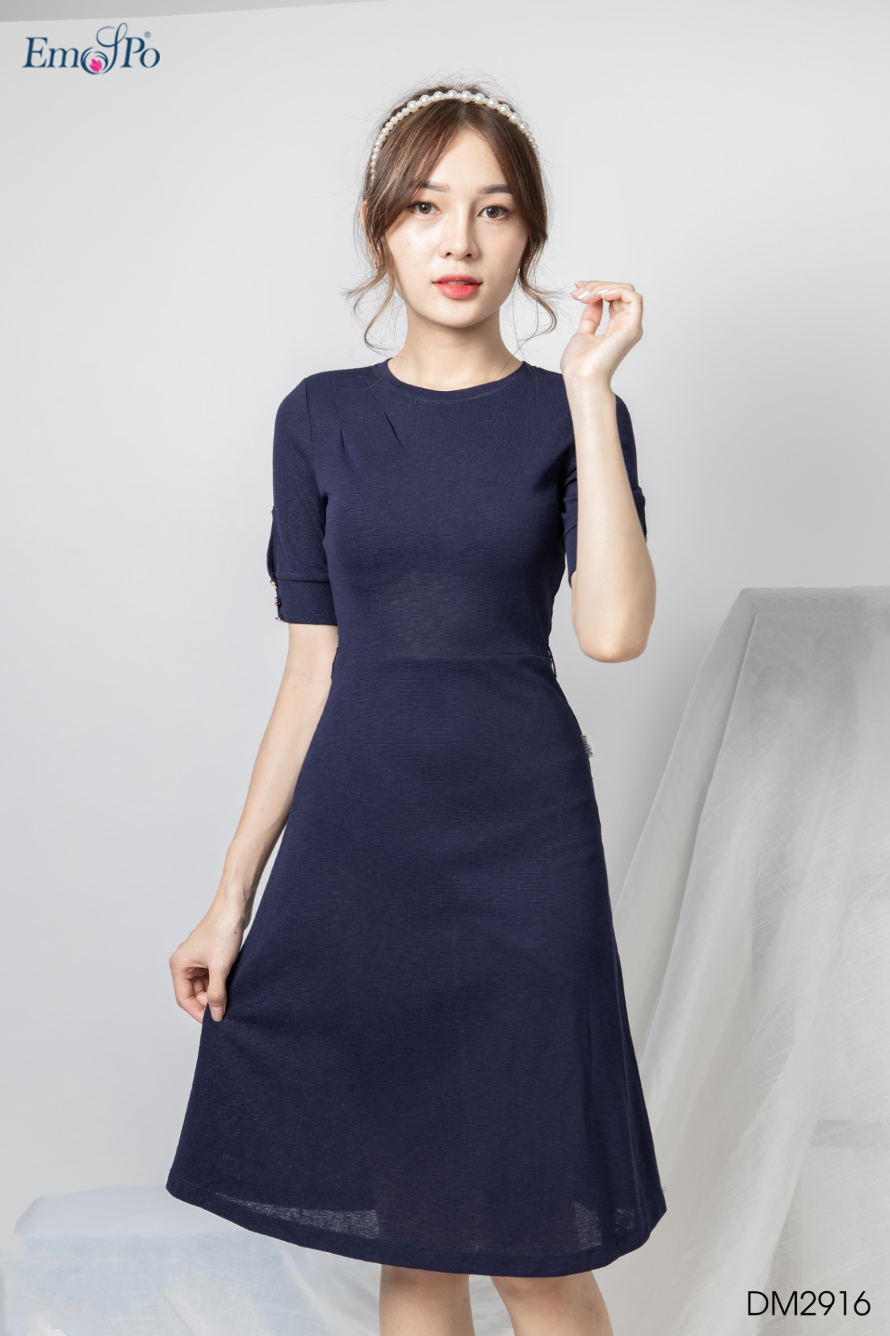 Đầm xòe,vải cotton,tay đính cúc,ngực cài hoa đá,đai rời 3 mặt tròn lồng nhau
