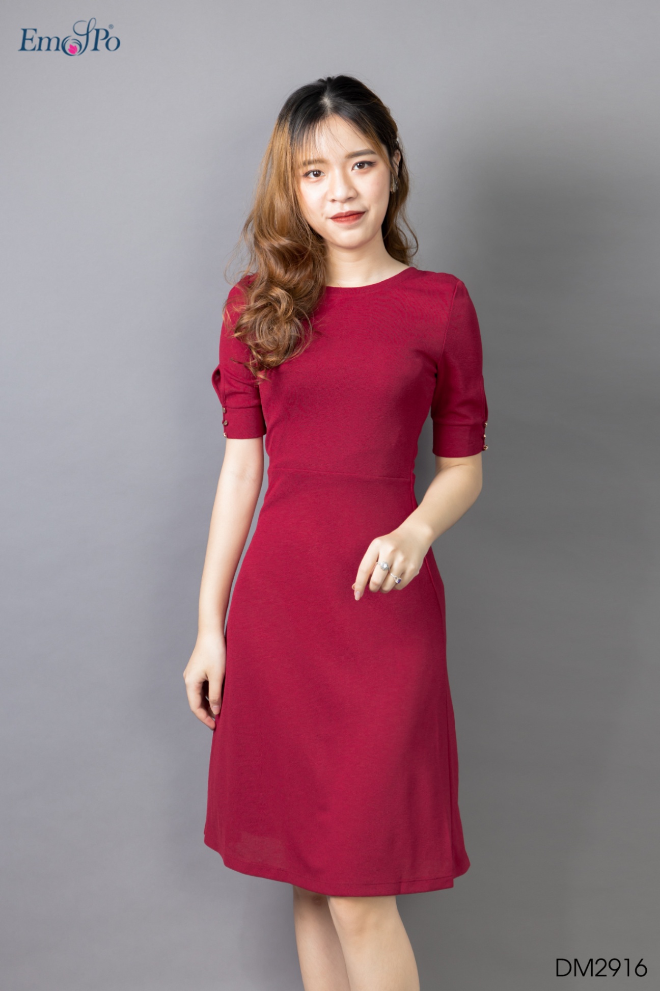 Đầm xòe,vải cotton,tay đính cúc,ngực cài hoa đá,đai rời 3 mặt tròn lồng nhau