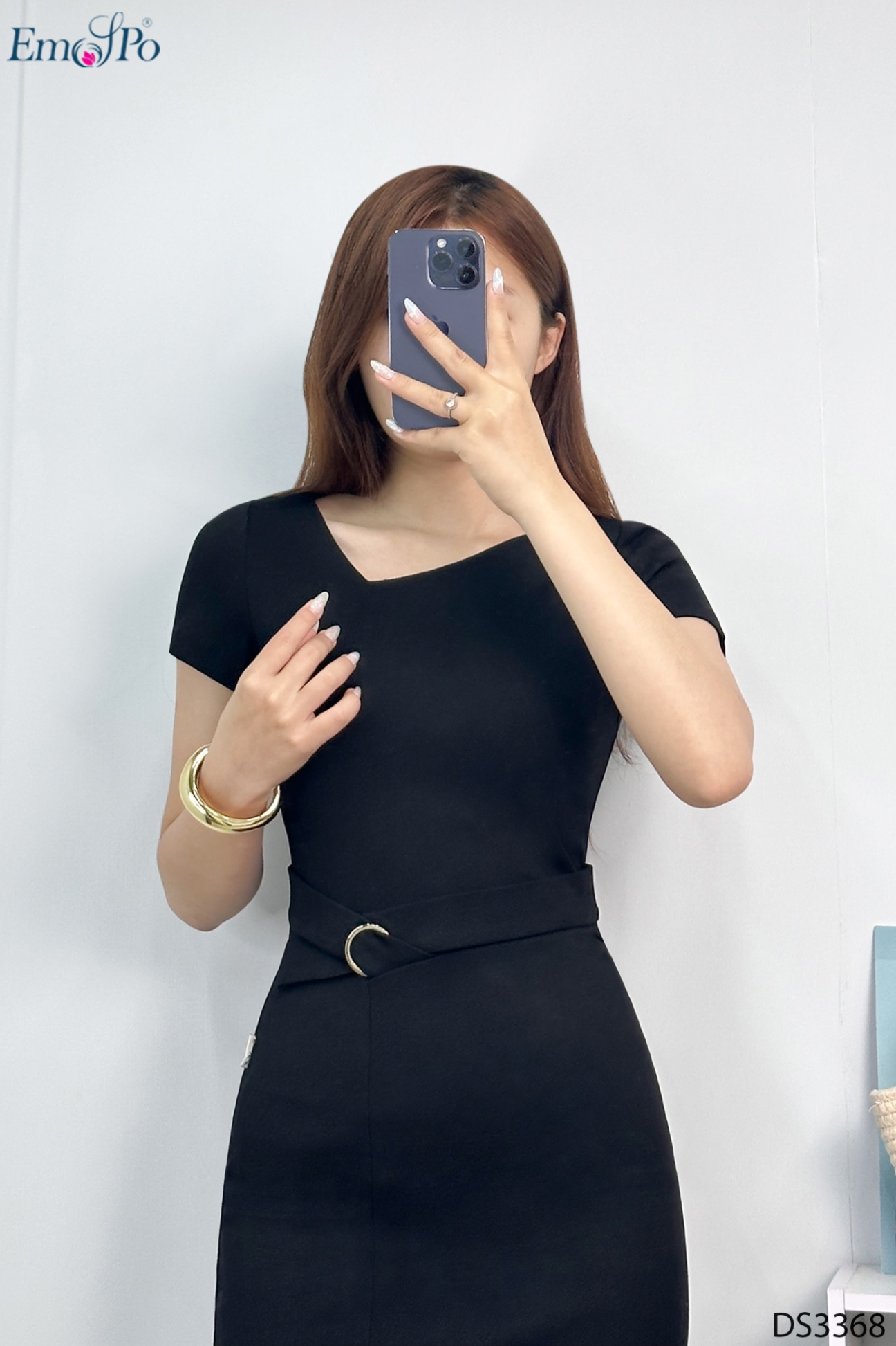 Đầm ôm cổ khoét V lệch, đai eo đính mặt bán nguyệt