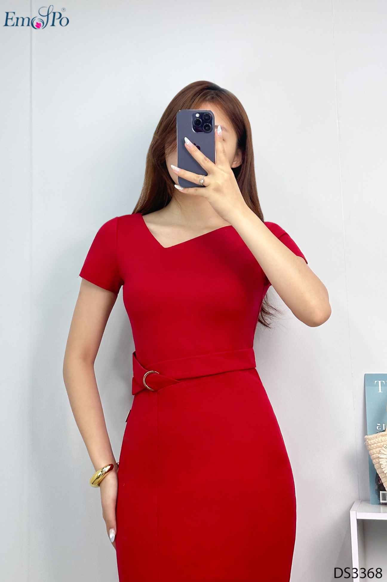 Đầm ôm cổ khoét V lệch, đai eo đính mặt bán nguyệt